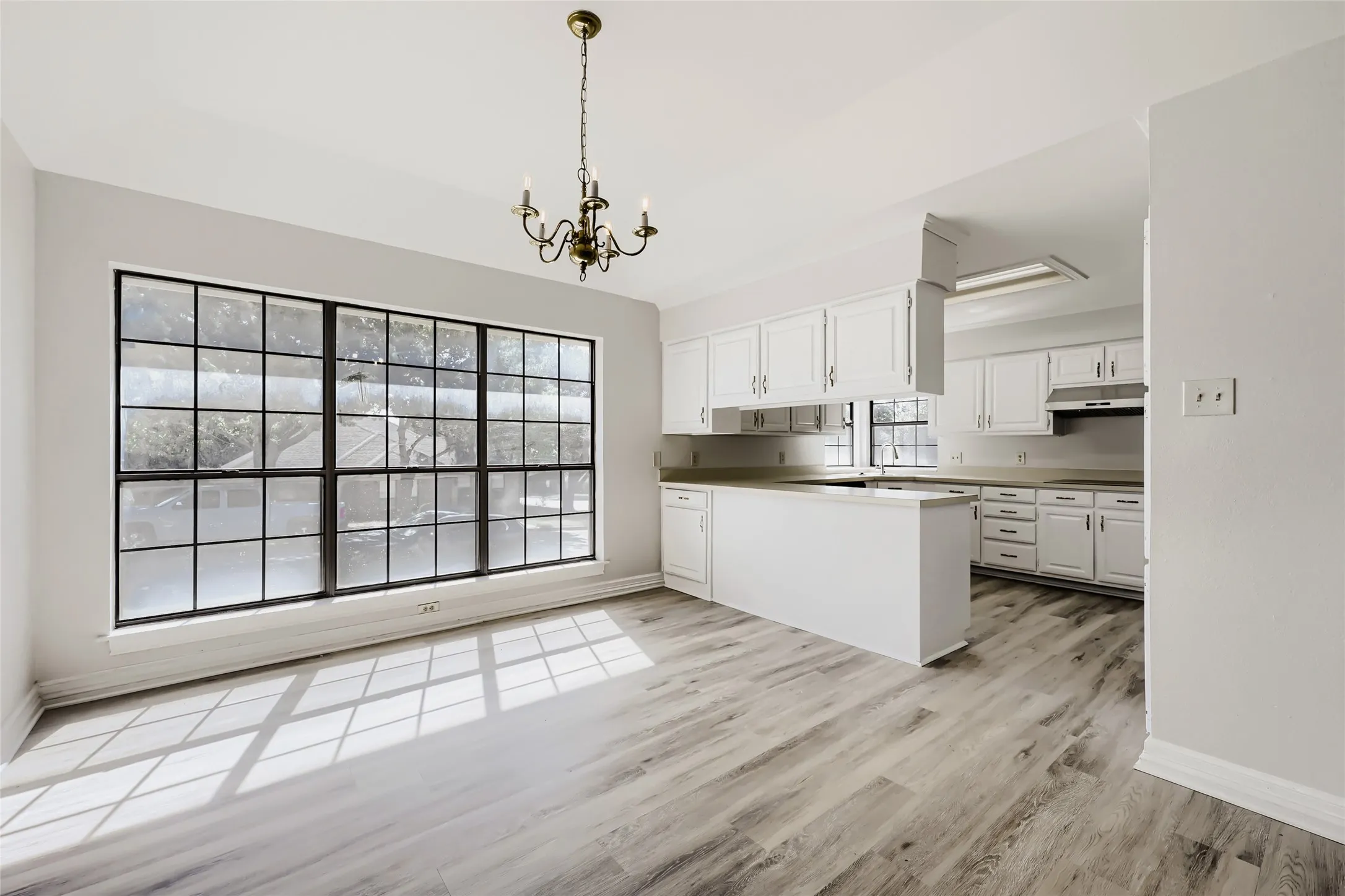 Single Family Residence For Sale in Tarrant County , 1021 Rio Grande Drive, Benbrook, Texas 76126, 3 Bedroom, 2 Bathroom, 1 Garage spaces, 1,652 Sqft, built in 1985, mls#21357995, Real Estate Agent in Benbrook, Homes For Sale in Tarrant county, Homes For Sale in Benbrook, Realtor in Benbrook Texas, Real Estate Brokerage Independent Realty Texas, Luminita Cordes Realtor