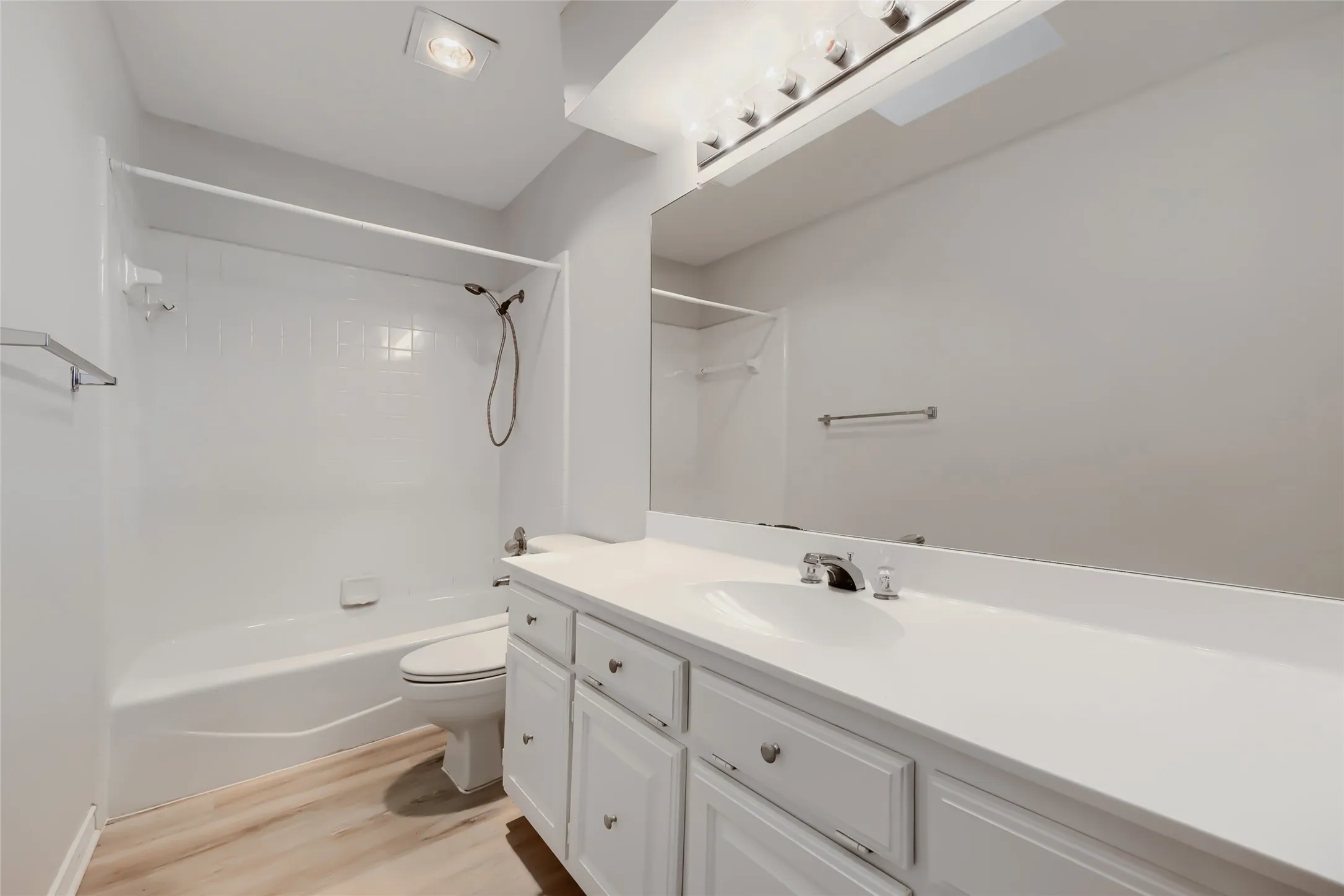 Single Family Residence For Sale in Tarrant County , 1021 Rio Grande Drive, Benbrook, Texas 76126, 3 Bedroom, 2 Bathroom, 1 Garage spaces, 1,652 Sqft, built in 1985, mls#21357995, Real Estate Agent in Benbrook, Homes For Sale in Tarrant county, Homes For Sale in Benbrook, Realtor in Benbrook Texas, Real Estate Brokerage Independent Realty Texas, Luminita Cordes Realtor