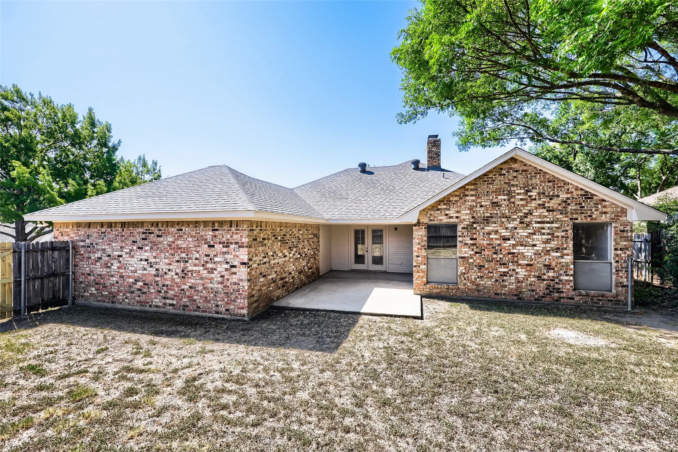 Single Family Residence For Sale in Tarrant County , 1021 Rio Grande Drive, Benbrook, Texas 76126, 3 Bedroom, 2 Bathroom, 1 Garage spaces, 1,652 Sqft, built in 1985, mls#21357995, Real Estate Agent in Benbrook, Homes For Sale in Tarrant county, Homes For Sale in Benbrook, Realtor in Benbrook Texas, Real Estate Brokerage Independent Realty Texas, Luminita Cordes Realtor