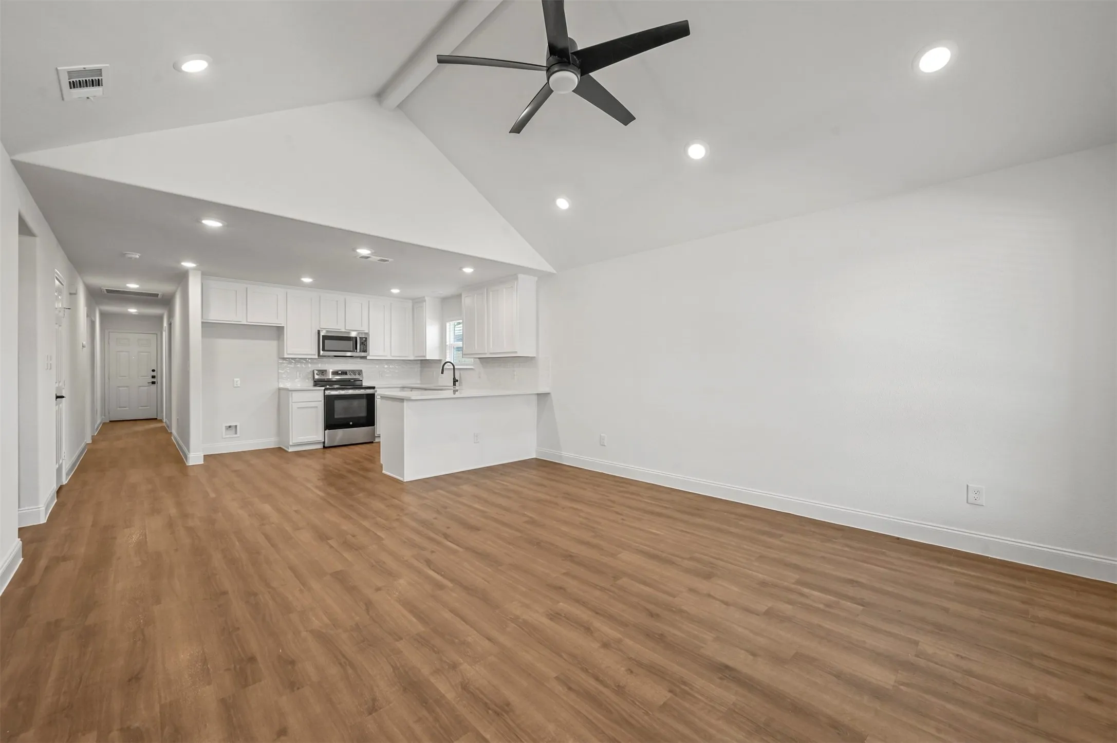 Single Family Residence For Rent in Hunt County , 2307 Mill Street, Greenville, Texas 75401, 3 Bedroom, 2 Bathroom, 1 Garage spaces, 1,290 Sqft, built in 2023, mls#21359904, Real Estate Agent in Greenville, Homes For Rent in Hunt county, Homes For Rent in Greenville, Realtor in Greenville Texas, Real Estate Brokerage Independent Realty Texas, Luminita Cordes Realtor