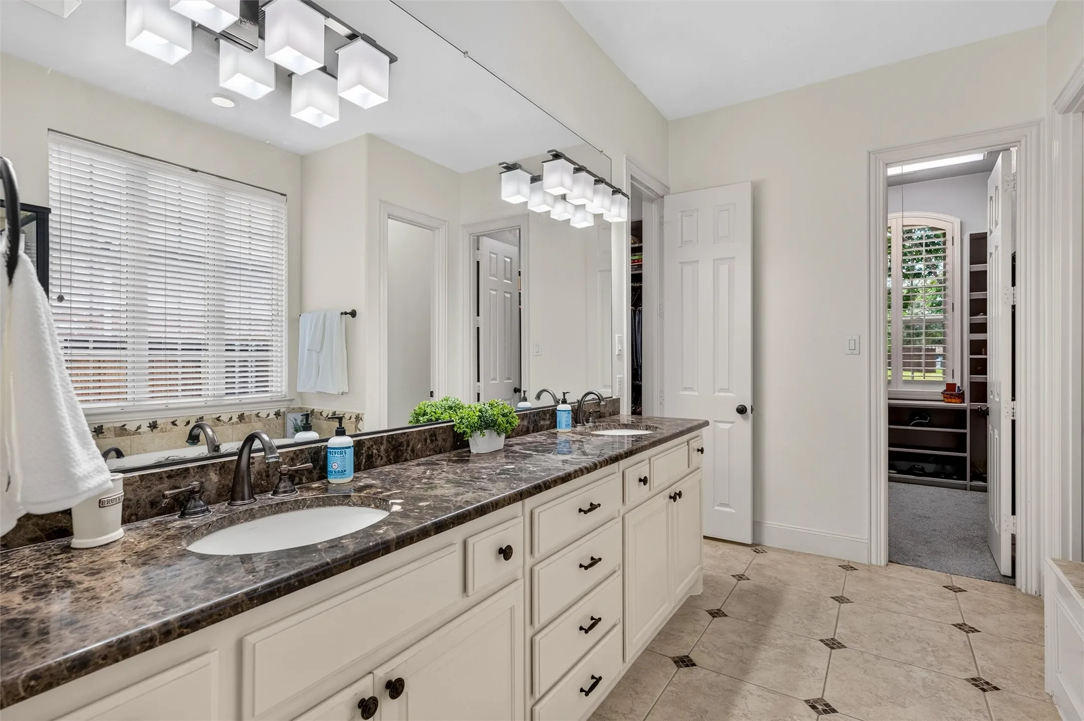 Single Family Residence For Sale in Collin County , 2346 Boxwood Drive, Allen, Texas 75013, 5 Bedroom, 4 Bathroom, 3 Garage spaces, 4,647 Sqft, built in 2008, mls#21359343, Real Estate Agent in Allen, Homes For Sale in Collin county, Homes For Sale in Allen, Realtor in Allen Texas, Real Estate Brokerage Independent Realty Texas, Luminita Cordes Realtor