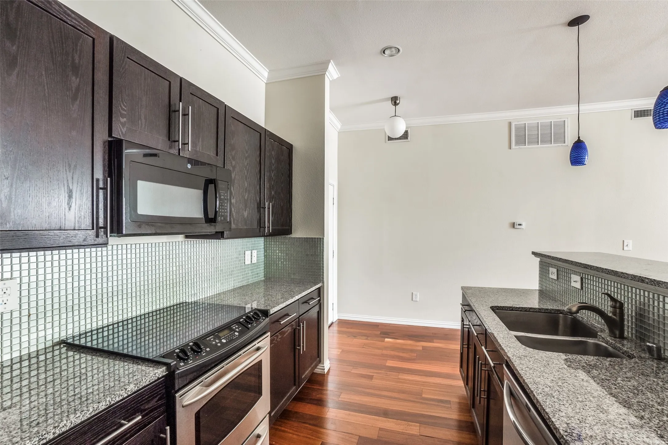 Condominium For Sale in Dallas County , 2305 Worthington Street 135, Dallas, Texas 75204, 1 Bedroom, 1 Bathroom, 1 Garage spaces, 852 Sqft, built in 1999, mls#21359813, Real Estate Agent in Dallas, Homes For Sale in Dallas county, Homes For Sale in Dallas, Realtor in Dallas Texas, Real Estate Brokerage Independent Realty Texas, Luminita Cordes Realtor