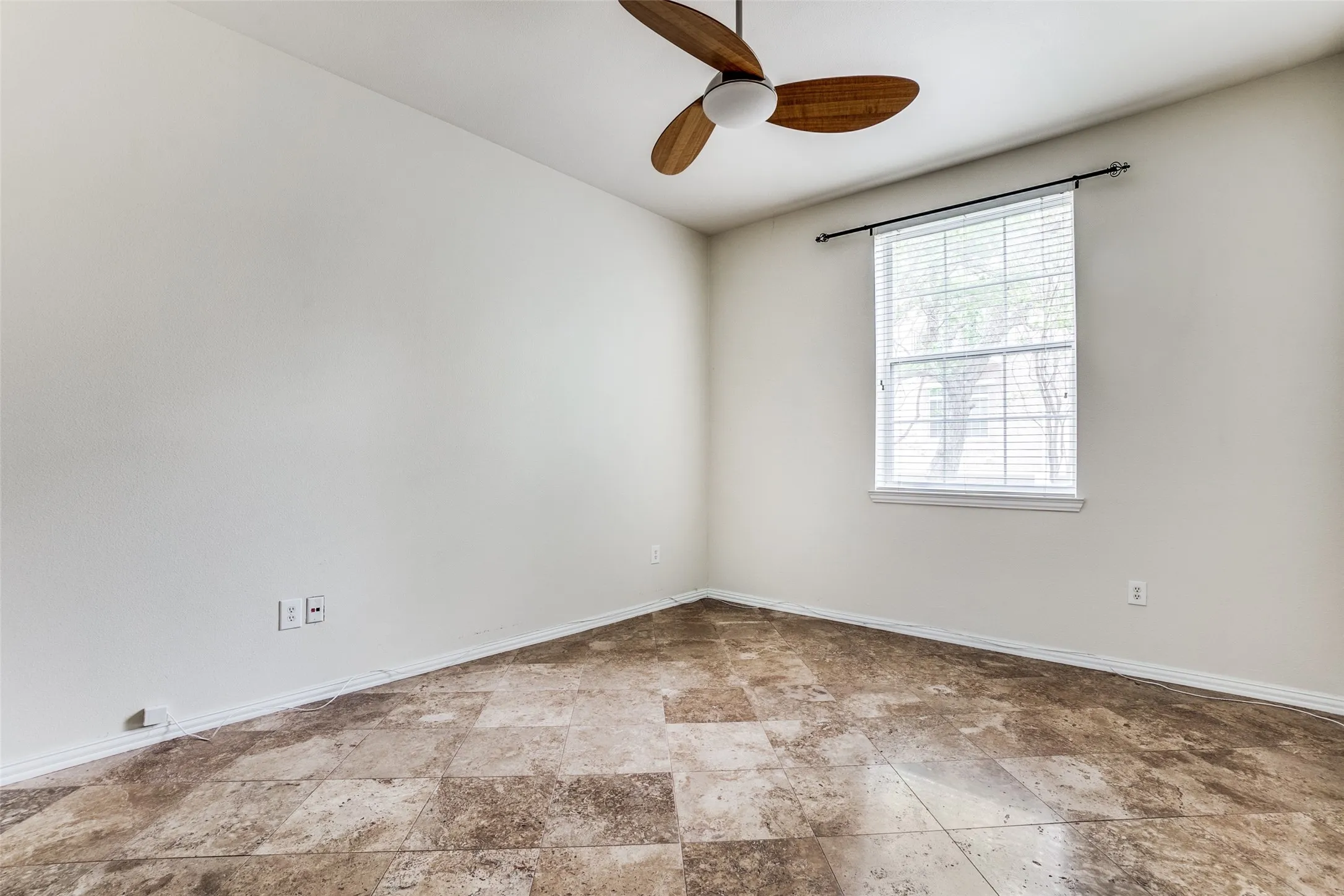 Condominium For Sale in Dallas County , 2305 Worthington Street 135, Dallas, Texas 75204, 1 Bedroom, 1 Bathroom, 1 Garage spaces, 852 Sqft, built in 1999, mls#21359813, Real Estate Agent in Dallas, Homes For Sale in Dallas county, Homes For Sale in Dallas, Realtor in Dallas Texas, Real Estate Brokerage Independent Realty Texas, Luminita Cordes Realtor