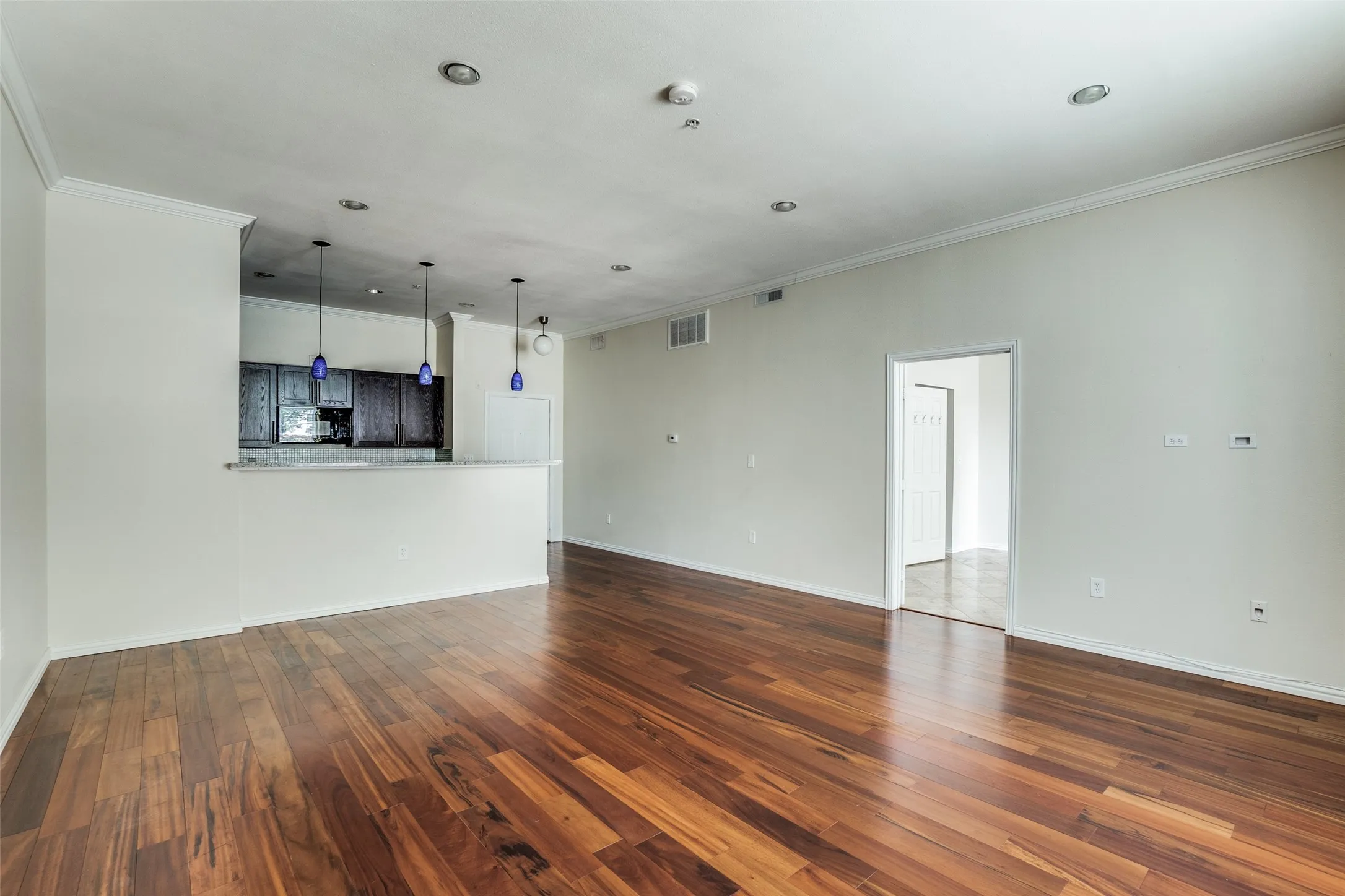 Condominium For Sale in Dallas County , 2305 Worthington Street 135, Dallas, Texas 75204, 1 Bedroom, 1 Bathroom, 1 Garage spaces, 852 Sqft, built in 1999, mls#21359813, Real Estate Agent in Dallas, Homes For Sale in Dallas county, Homes For Sale in Dallas, Realtor in Dallas Texas, Real Estate Brokerage Independent Realty Texas, Luminita Cordes Realtor