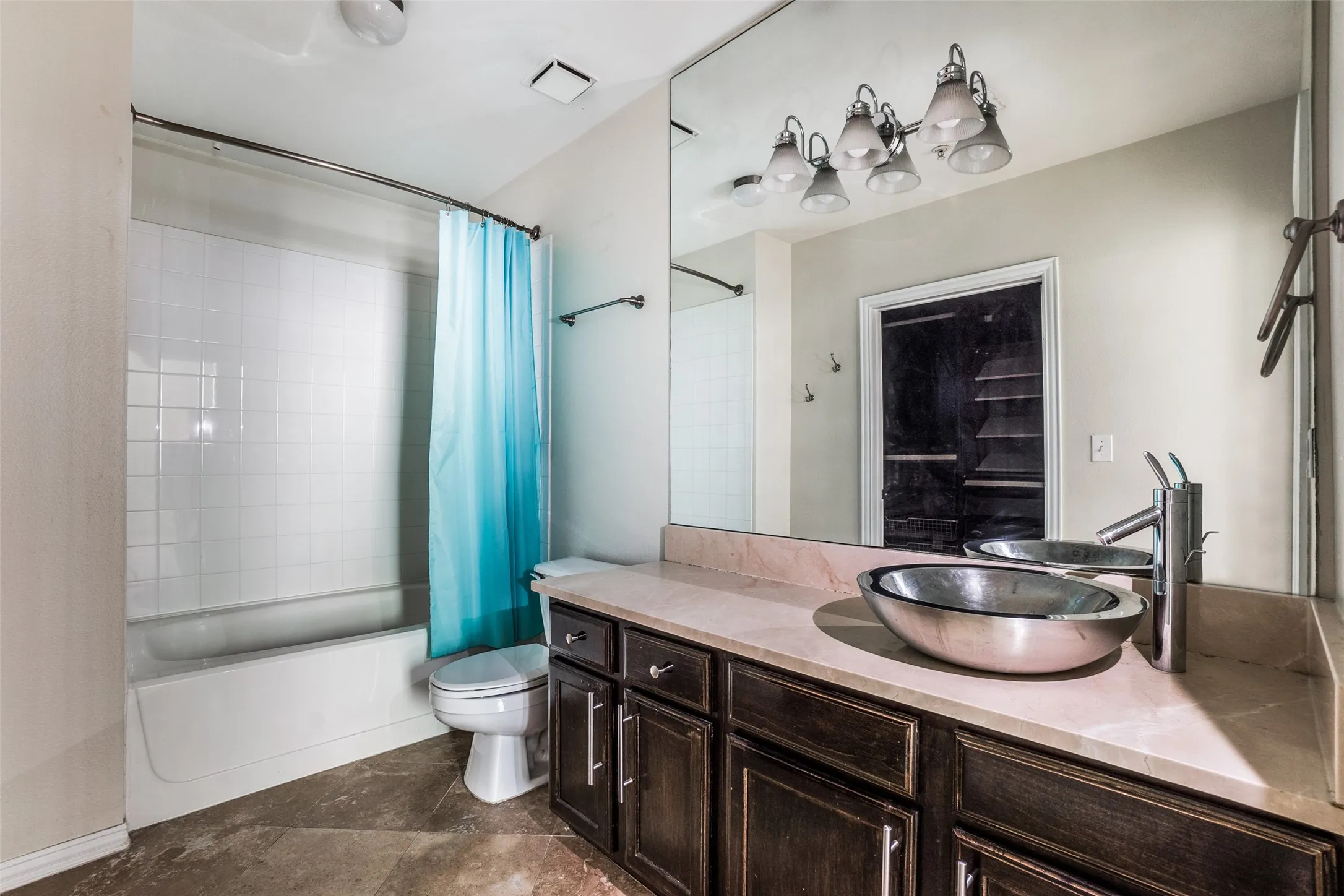 Condominium For Sale in Dallas County , 2305 Worthington Street 135, Dallas, Texas 75204, 1 Bedroom, 1 Bathroom, 1 Garage spaces, 852 Sqft, built in 1999, mls#21359813, Real Estate Agent in Dallas, Homes For Sale in Dallas county, Homes For Sale in Dallas, Realtor in Dallas Texas, Real Estate Brokerage Independent Realty Texas, Luminita Cordes Realtor