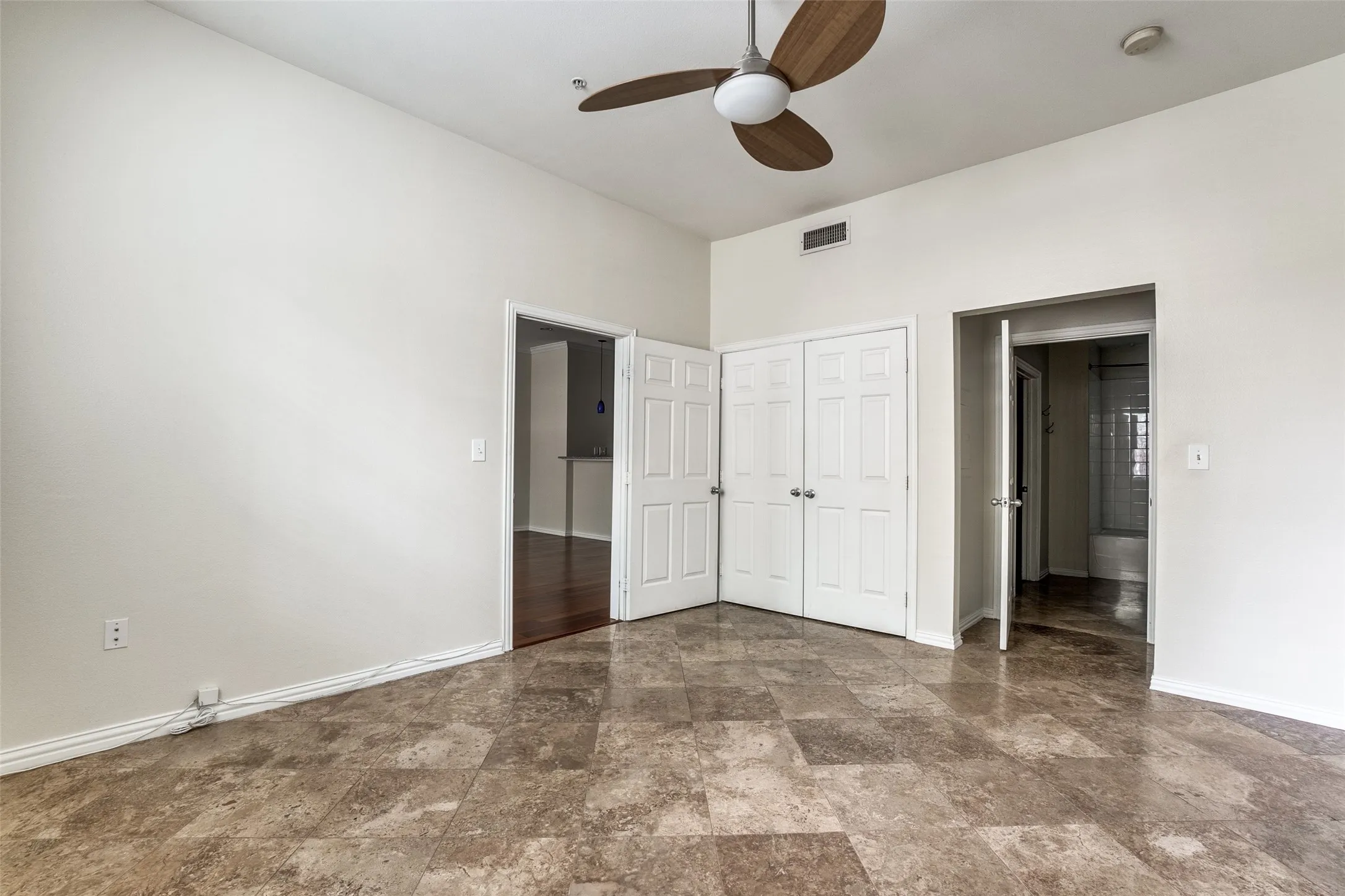 Condominium For Sale in Dallas County , 2305 Worthington Street 135, Dallas, Texas 75204, 1 Bedroom, 1 Bathroom, 1 Garage spaces, 852 Sqft, built in 1999, mls#21359813, Real Estate Agent in Dallas, Homes For Sale in Dallas county, Homes For Sale in Dallas, Realtor in Dallas Texas, Real Estate Brokerage Independent Realty Texas, Luminita Cordes Realtor
