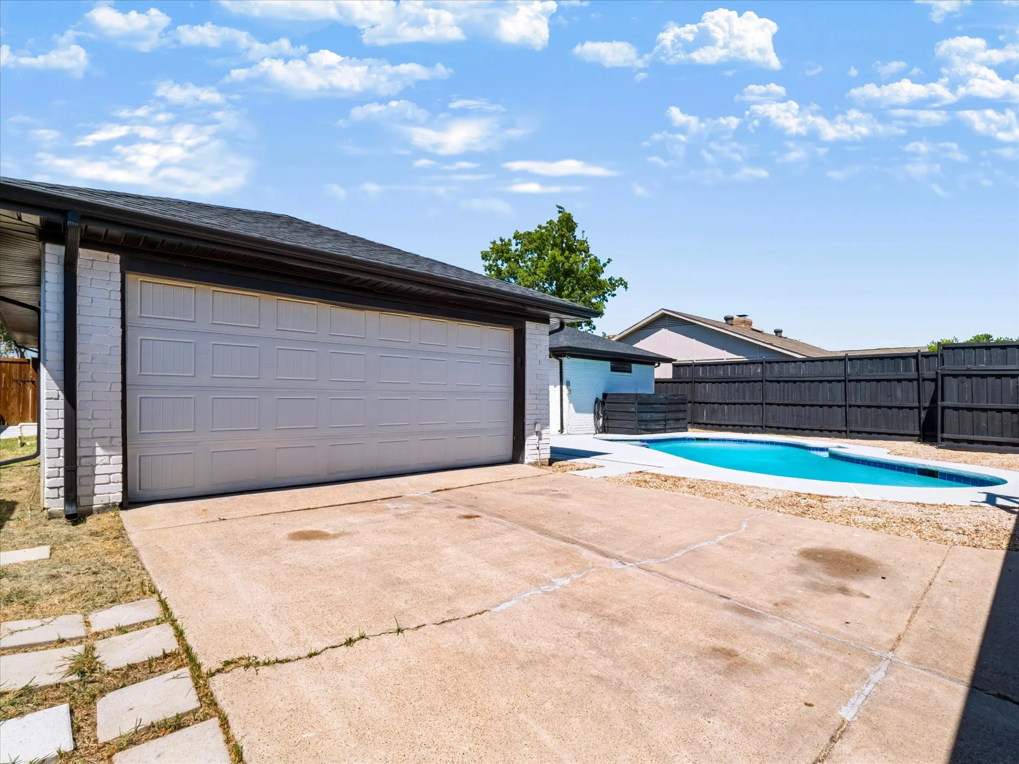 Single Family Residence For Sale in Denton County , 2216 Stonebrook Drive, Carrollton, Texas 75007, 3 Bedroom, 2 Bathroom, 2 Garage spaces, 1,752 Sqft, built in 1977, mls#21358908, Real Estate Agent in Carrollton, Homes For Sale in Denton county, Homes For Sale in Carrollton, Realtor in Carrollton Texas, Real Estate Brokerage Independent Realty Texas, Luminita Cordes Realtor