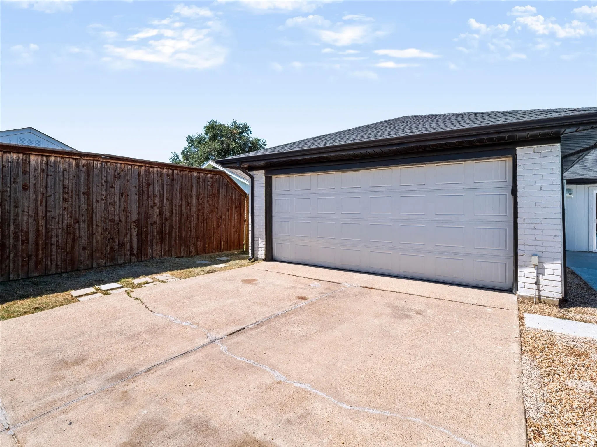Single Family Residence For Sale in Denton County , 2216 Stonebrook Drive, Carrollton, Texas 75007, 3 Bedroom, 2 Bathroom, 2 Garage spaces, 1,752 Sqft, built in 1977, mls#21358908, Real Estate Agent in Carrollton, Homes For Sale in Denton county, Homes For Sale in Carrollton, Realtor in Carrollton Texas, Real Estate Brokerage Independent Realty Texas, Luminita Cordes Realtor