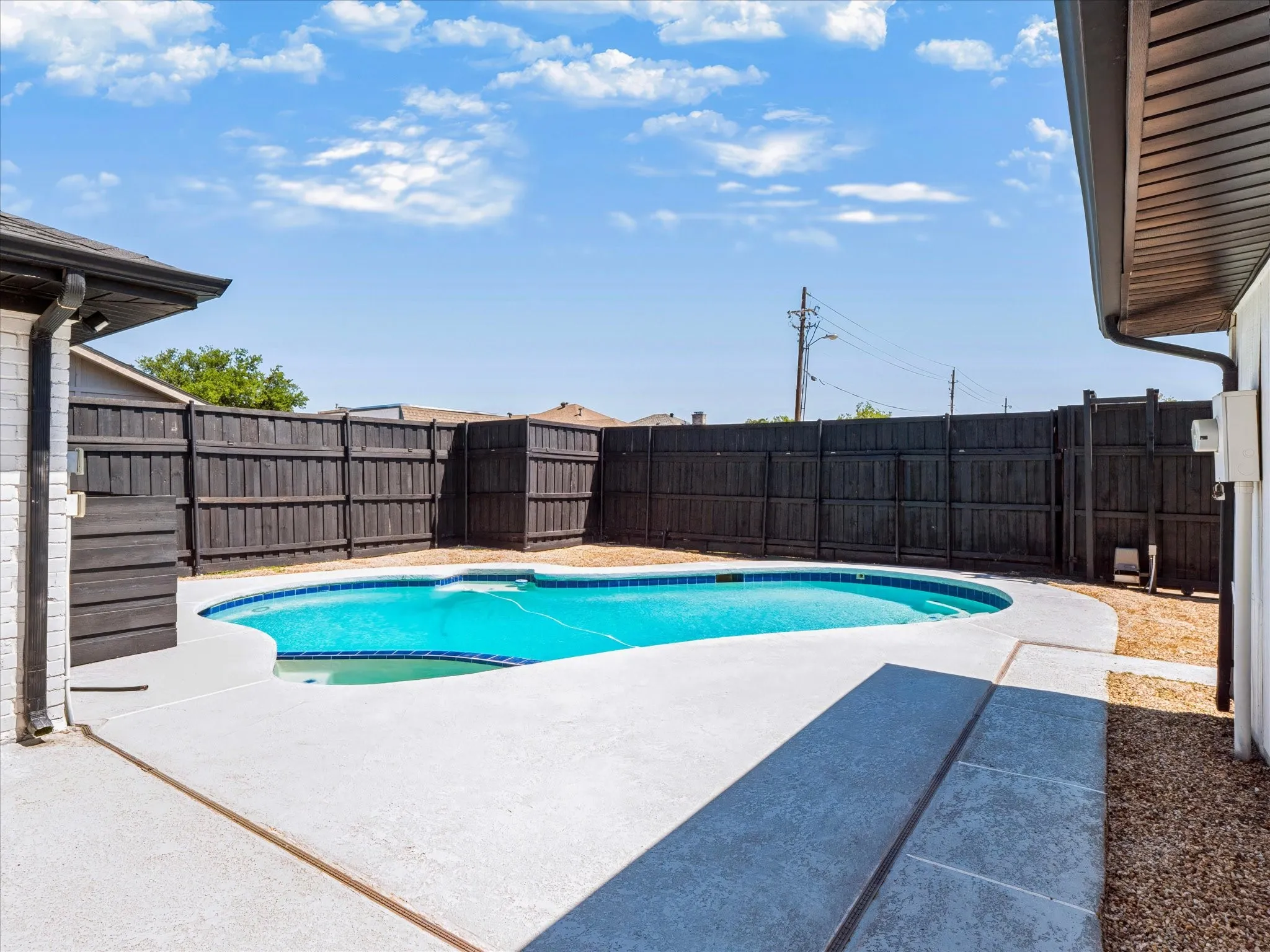 Single Family Residence For Sale in Denton County , 2216 Stonebrook Drive, Carrollton, Texas 75007, 3 Bedroom, 2 Bathroom, 2 Garage spaces, 1,752 Sqft, built in 1977, mls#21358908, Real Estate Agent in Carrollton, Homes For Sale in Denton county, Homes For Sale in Carrollton, Realtor in Carrollton Texas, Real Estate Brokerage Independent Realty Texas, Luminita Cordes Realtor