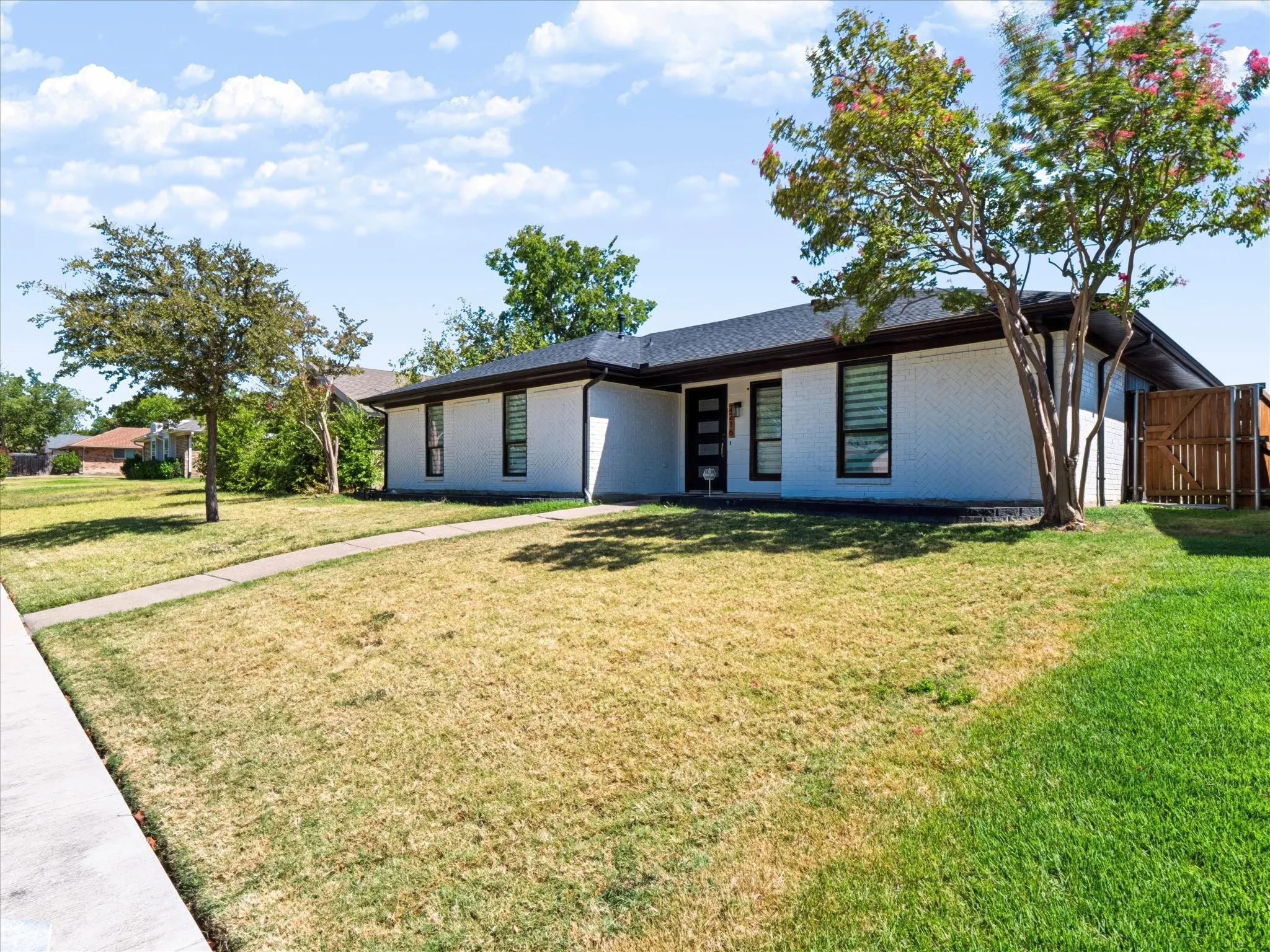 Single Family Residence For Sale in Denton County , 2216 Stonebrook Drive, Carrollton, Texas 75007, 3 Bedroom, 2 Bathroom, 2 Garage spaces, 1,752 Sqft, built in 1977, mls#21358908, Real Estate Agent in Carrollton, Homes For Sale in Denton county, Homes For Sale in Carrollton, Realtor in Carrollton Texas, Real Estate Brokerage Independent Realty Texas, Luminita Cordes Realtor