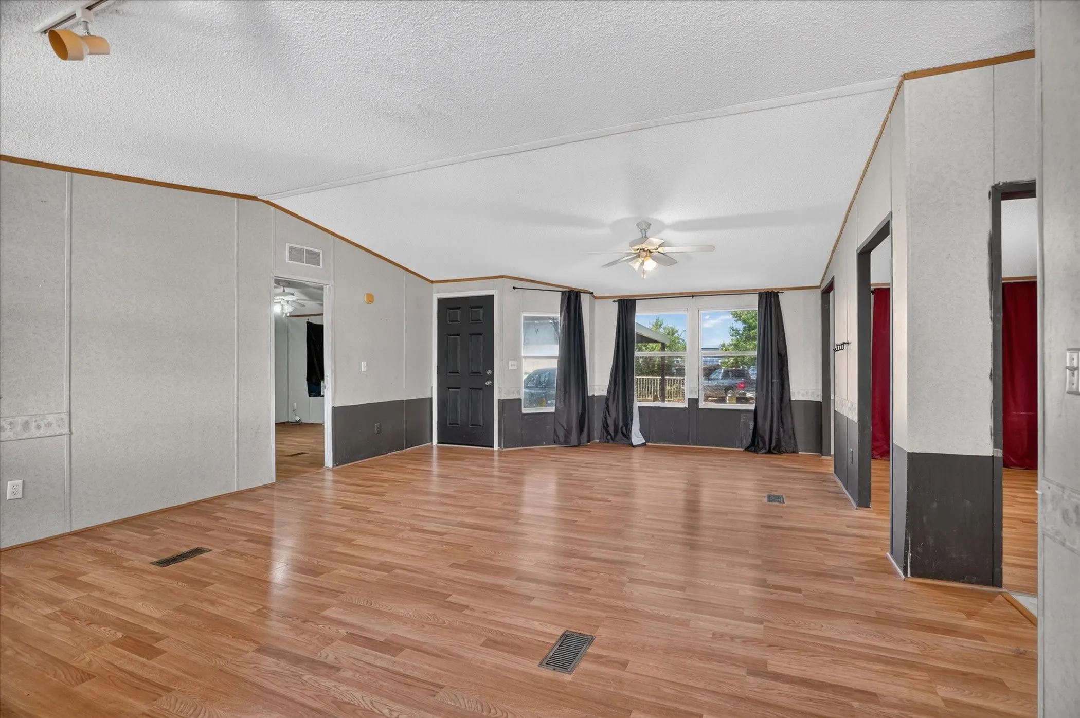 Mobile Home For Sale in Parker County , 125 Enchanted Oaks Court, Hudson Oaks, Texas 76087, 4 Bedroom, 2 Bathroom, Garage spaces, 1,904 Sqft, built in 2002, mls#21359734, Real Estate Agent in Hudson Oaks, Homes For Sale in Parker county, Homes For Sale in Hudson Oaks, Realtor in Hudson Oaks Texas, Real Estate Brokerage Independent Realty Texas, Luminita Cordes Realtor