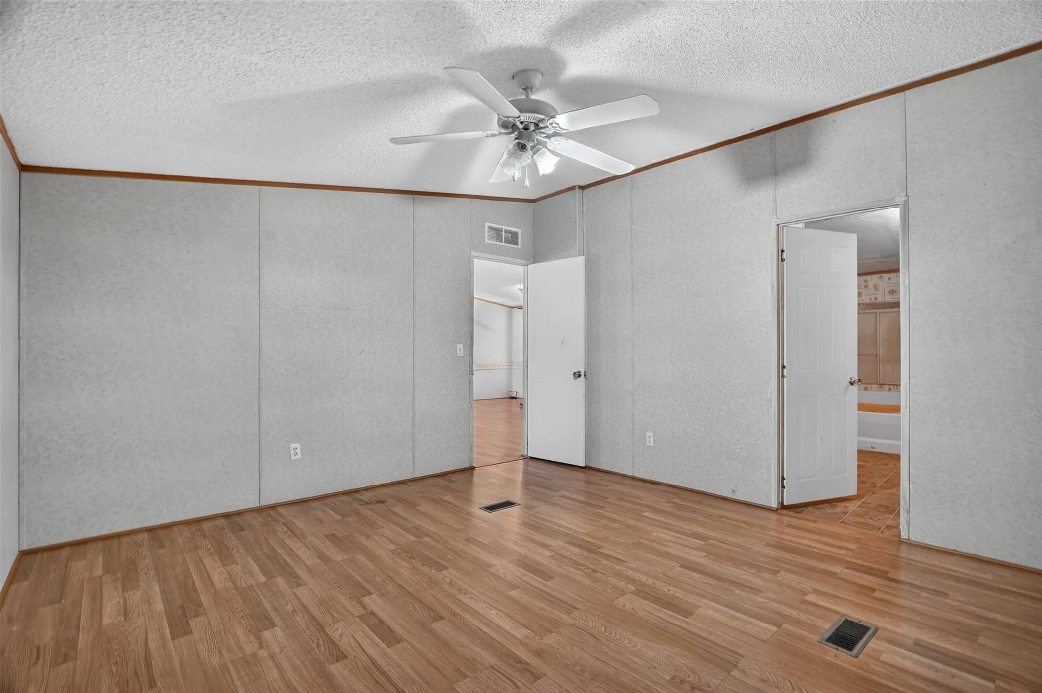 Mobile Home For Sale in Parker County , 125 Enchanted Oaks Court, Hudson Oaks, Texas 76087, 4 Bedroom, 2 Bathroom, Garage spaces, 1,904 Sqft, built in 2002, mls#21359734, Real Estate Agent in Hudson Oaks, Homes For Sale in Parker county, Homes For Sale in Hudson Oaks, Realtor in Hudson Oaks Texas, Real Estate Brokerage Independent Realty Texas, Luminita Cordes Realtor