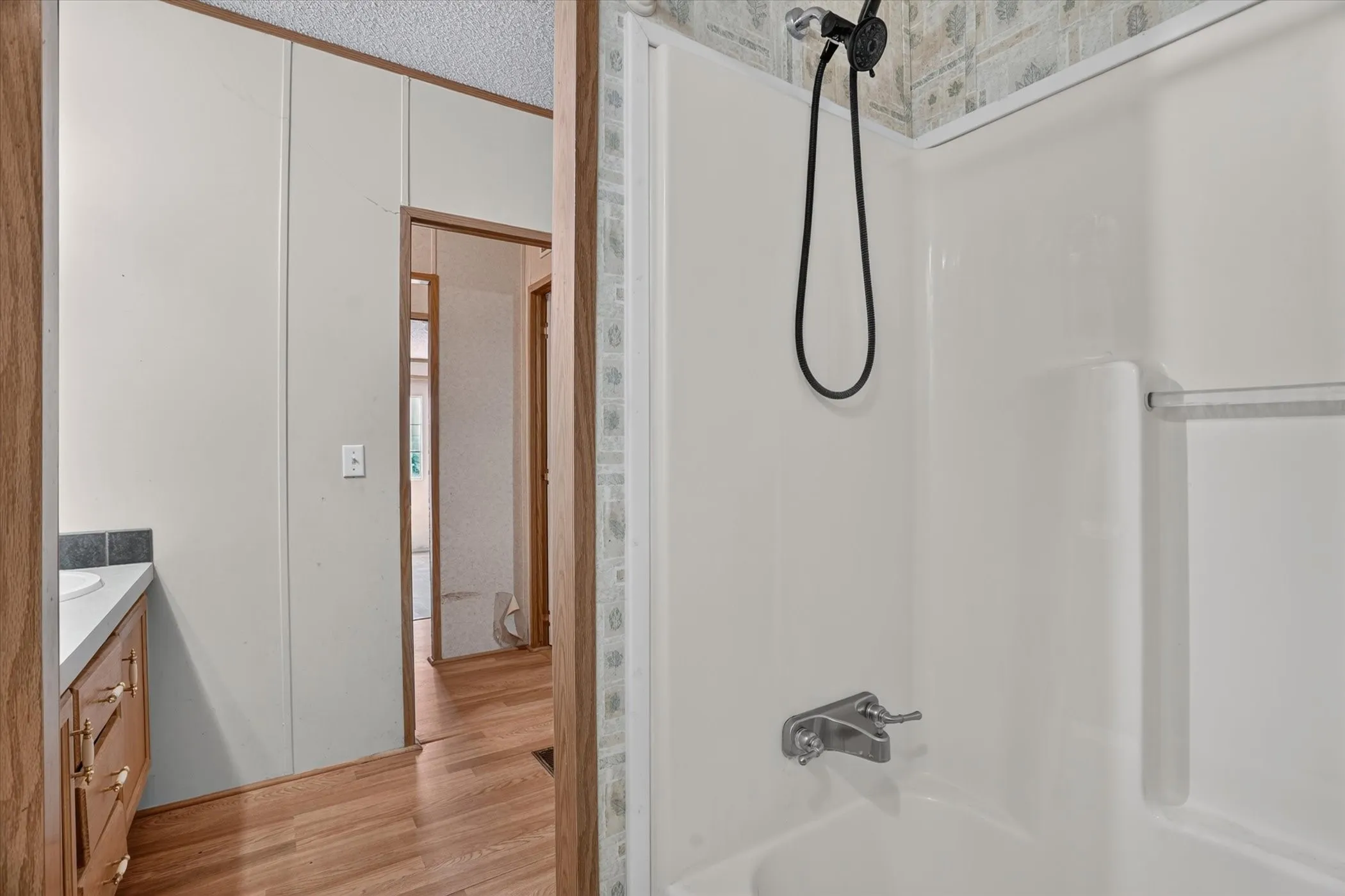 Mobile Home For Sale in Parker County , 125 Enchanted Oaks Court, Hudson Oaks, Texas 76087, 4 Bedroom, 2 Bathroom, Garage spaces, 1,904 Sqft, built in 2002, mls#21359734, Real Estate Agent in Hudson Oaks, Homes For Sale in Parker county, Homes For Sale in Hudson Oaks, Realtor in Hudson Oaks Texas, Real Estate Brokerage Independent Realty Texas, Luminita Cordes Realtor