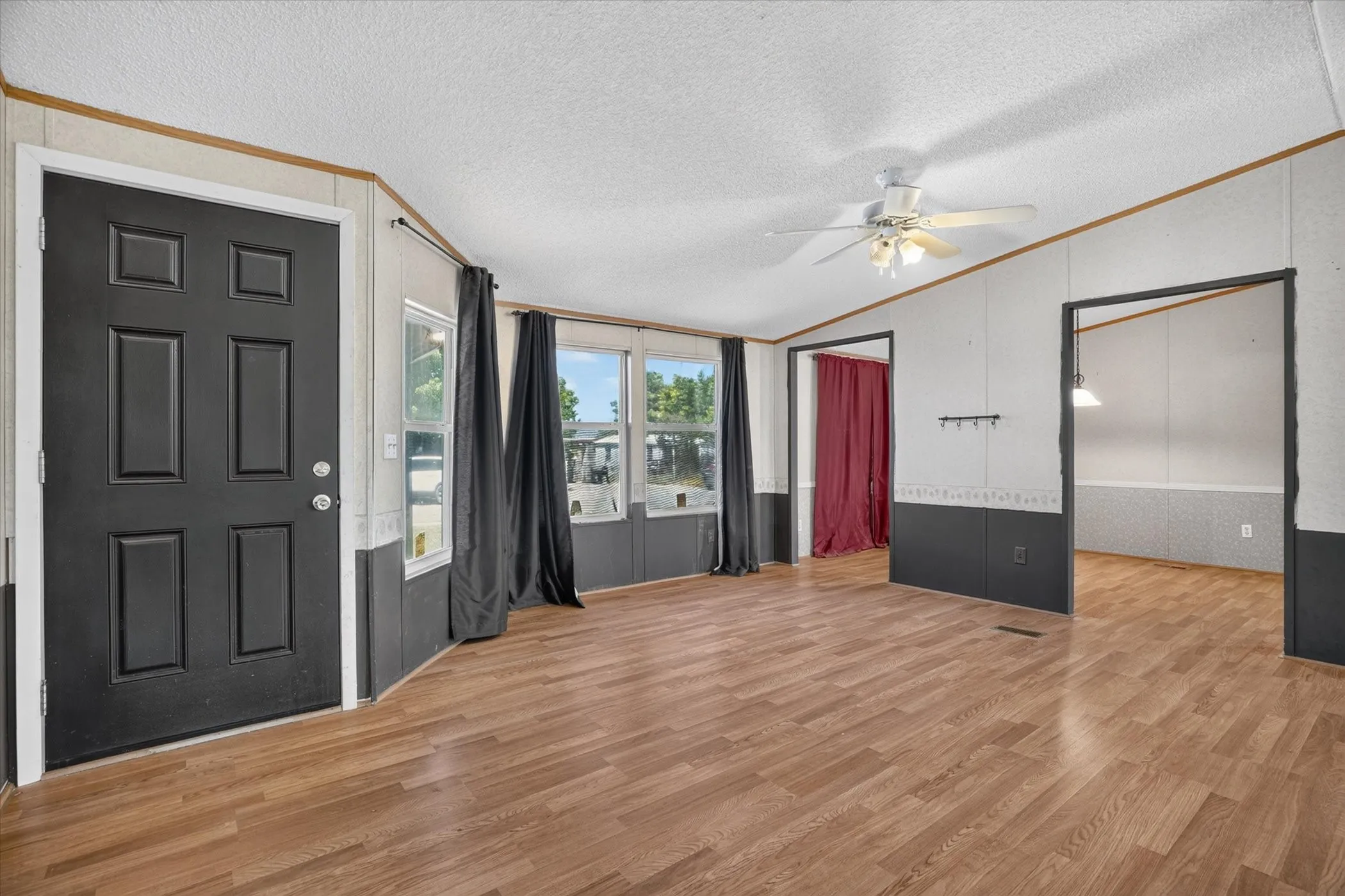 Mobile Home For Sale in Parker County , 125 Enchanted Oaks Court, Hudson Oaks, Texas 76087, 4 Bedroom, 2 Bathroom, Garage spaces, 1,904 Sqft, built in 2002, mls#21359734, Real Estate Agent in Hudson Oaks, Homes For Sale in Parker county, Homes For Sale in Hudson Oaks, Realtor in Hudson Oaks Texas, Real Estate Brokerage Independent Realty Texas, Luminita Cordes Realtor