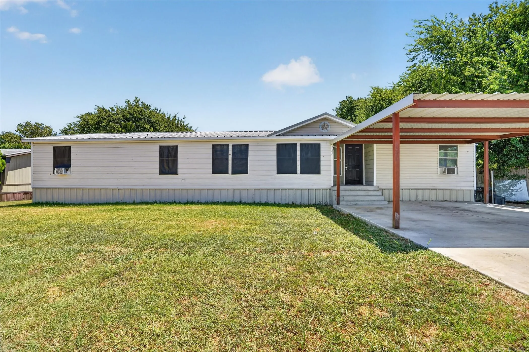 Mobile Home For Sale in Parker County , 125 Enchanted Oaks Court, Hudson Oaks, Texas 76087, 4 Bedroom, 2 Bathroom, Garage spaces, 1,904 Sqft, built in 2002, mls#21359734, Real Estate Agent in Hudson Oaks, Homes For Sale in Parker county, Homes For Sale in Hudson Oaks, Realtor in Hudson Oaks Texas, Real Estate Brokerage Independent Realty Texas, Luminita Cordes Realtor