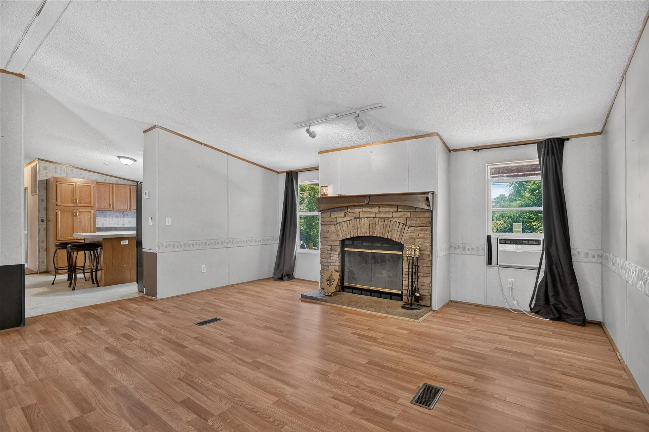 Mobile Home For Sale in Parker County , 125 Enchanted Oaks Court, Hudson Oaks, Texas 76087, 4 Bedroom, 2 Bathroom, Garage spaces, 1,904 Sqft, built in 2002, mls#21359734, Real Estate Agent in Hudson Oaks, Homes For Sale in Parker county, Homes For Sale in Hudson Oaks, Realtor in Hudson Oaks Texas, Real Estate Brokerage Independent Realty Texas, Luminita Cordes Realtor