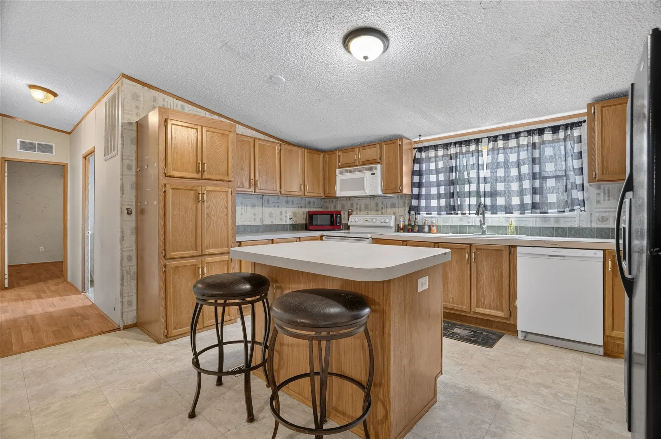 Mobile Home For Sale in Parker County , 125 Enchanted Oaks Court, Hudson Oaks, Texas 76087, 4 Bedroom, 2 Bathroom, Garage spaces, 1,904 Sqft, built in 2002, mls#21359734, Real Estate Agent in Hudson Oaks, Homes For Sale in Parker county, Homes For Sale in Hudson Oaks, Realtor in Hudson Oaks Texas, Real Estate Brokerage Independent Realty Texas, Luminita Cordes Realtor
