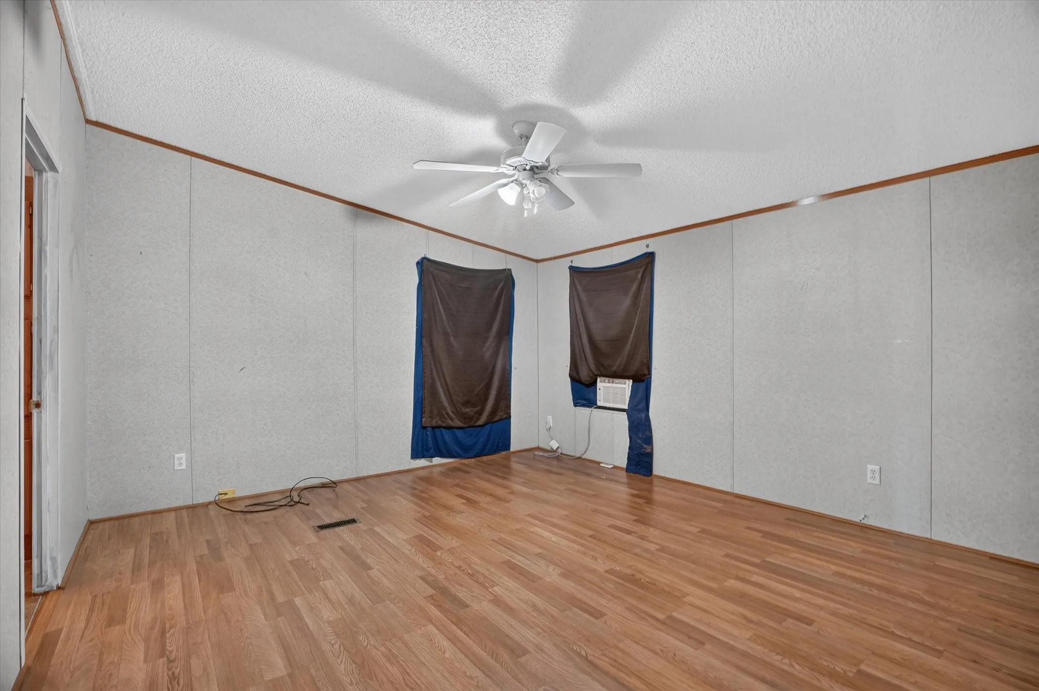 Mobile Home For Sale in Parker County , 125 Enchanted Oaks Court, Hudson Oaks, Texas 76087, 4 Bedroom, 2 Bathroom, Garage spaces, 1,904 Sqft, built in 2002, mls#21359734, Real Estate Agent in Hudson Oaks, Homes For Sale in Parker county, Homes For Sale in Hudson Oaks, Realtor in Hudson Oaks Texas, Real Estate Brokerage Independent Realty Texas, Luminita Cordes Realtor