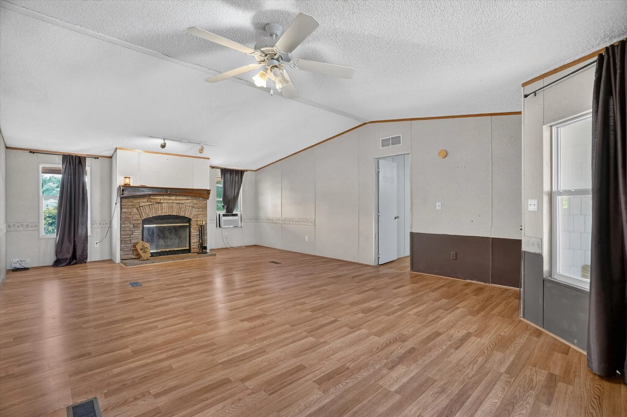Mobile Home For Sale in Parker County , 125 Enchanted Oaks Court, Hudson Oaks, Texas 76087, 4 Bedroom, 2 Bathroom, Garage spaces, 1,904 Sqft, built in 2002, mls#21359734, Real Estate Agent in Hudson Oaks, Homes For Sale in Parker county, Homes For Sale in Hudson Oaks, Realtor in Hudson Oaks Texas, Real Estate Brokerage Independent Realty Texas, Luminita Cordes Realtor