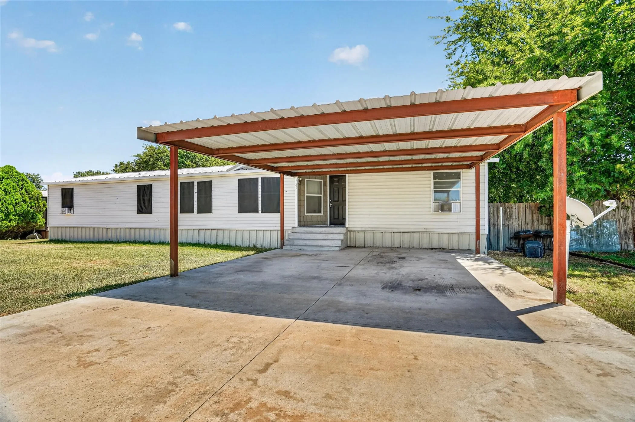 Mobile Home For Sale in Parker County , 125 Enchanted Oaks Court, Hudson Oaks, Texas 76087, 4 Bedroom, 2 Bathroom, Garage spaces, 1,904 Sqft, built in 2002, mls#21359734, Real Estate Agent in Hudson Oaks, Homes For Sale in Parker county, Homes For Sale in Hudson Oaks, Realtor in Hudson Oaks Texas, Real Estate Brokerage Independent Realty Texas, Luminita Cordes Realtor