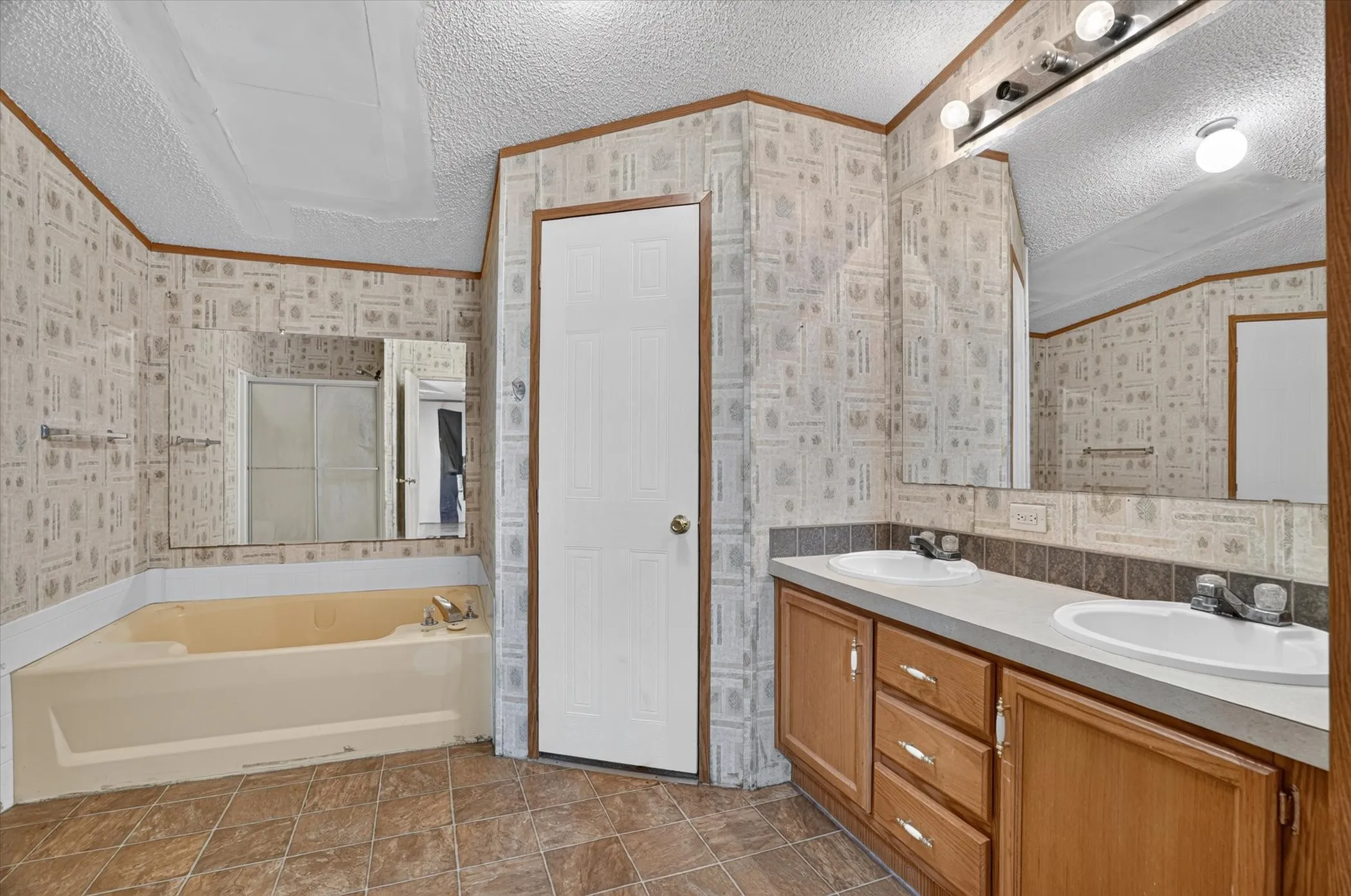 Mobile Home For Sale in Parker County , 125 Enchanted Oaks Court, Hudson Oaks, Texas 76087, 4 Bedroom, 2 Bathroom, Garage spaces, 1,904 Sqft, built in 2002, mls#21359734, Real Estate Agent in Hudson Oaks, Homes For Sale in Parker county, Homes For Sale in Hudson Oaks, Realtor in Hudson Oaks Texas, Real Estate Brokerage Independent Realty Texas, Luminita Cordes Realtor