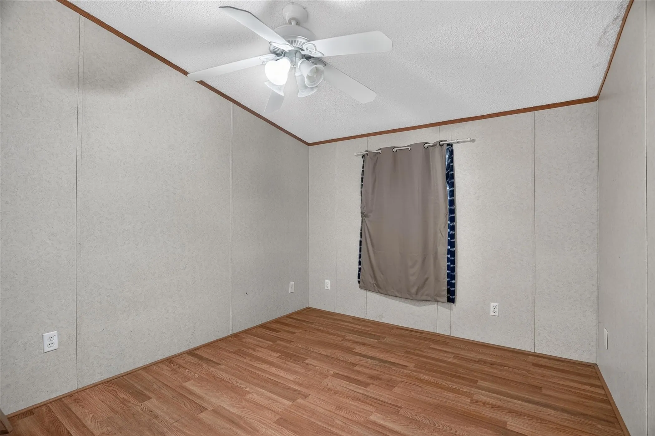 Mobile Home For Sale in Parker County , 125 Enchanted Oaks Court, Hudson Oaks, Texas 76087, 4 Bedroom, 2 Bathroom, Garage spaces, 1,904 Sqft, built in 2002, mls#21359734, Real Estate Agent in Hudson Oaks, Homes For Sale in Parker county, Homes For Sale in Hudson Oaks, Realtor in Hudson Oaks Texas, Real Estate Brokerage Independent Realty Texas, Luminita Cordes Realtor