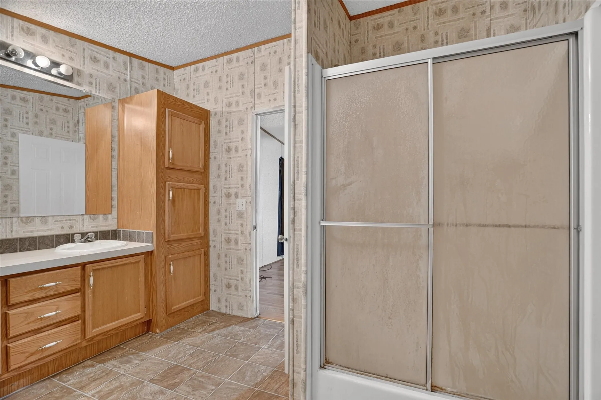 Mobile Home For Sale in Parker County , 125 Enchanted Oaks Court, Hudson Oaks, Texas 76087, 4 Bedroom, 2 Bathroom, Garage spaces, 1,904 Sqft, built in 2002, mls#21359734, Real Estate Agent in Hudson Oaks, Homes For Sale in Parker county, Homes For Sale in Hudson Oaks, Realtor in Hudson Oaks Texas, Real Estate Brokerage Independent Realty Texas, Luminita Cordes Realtor