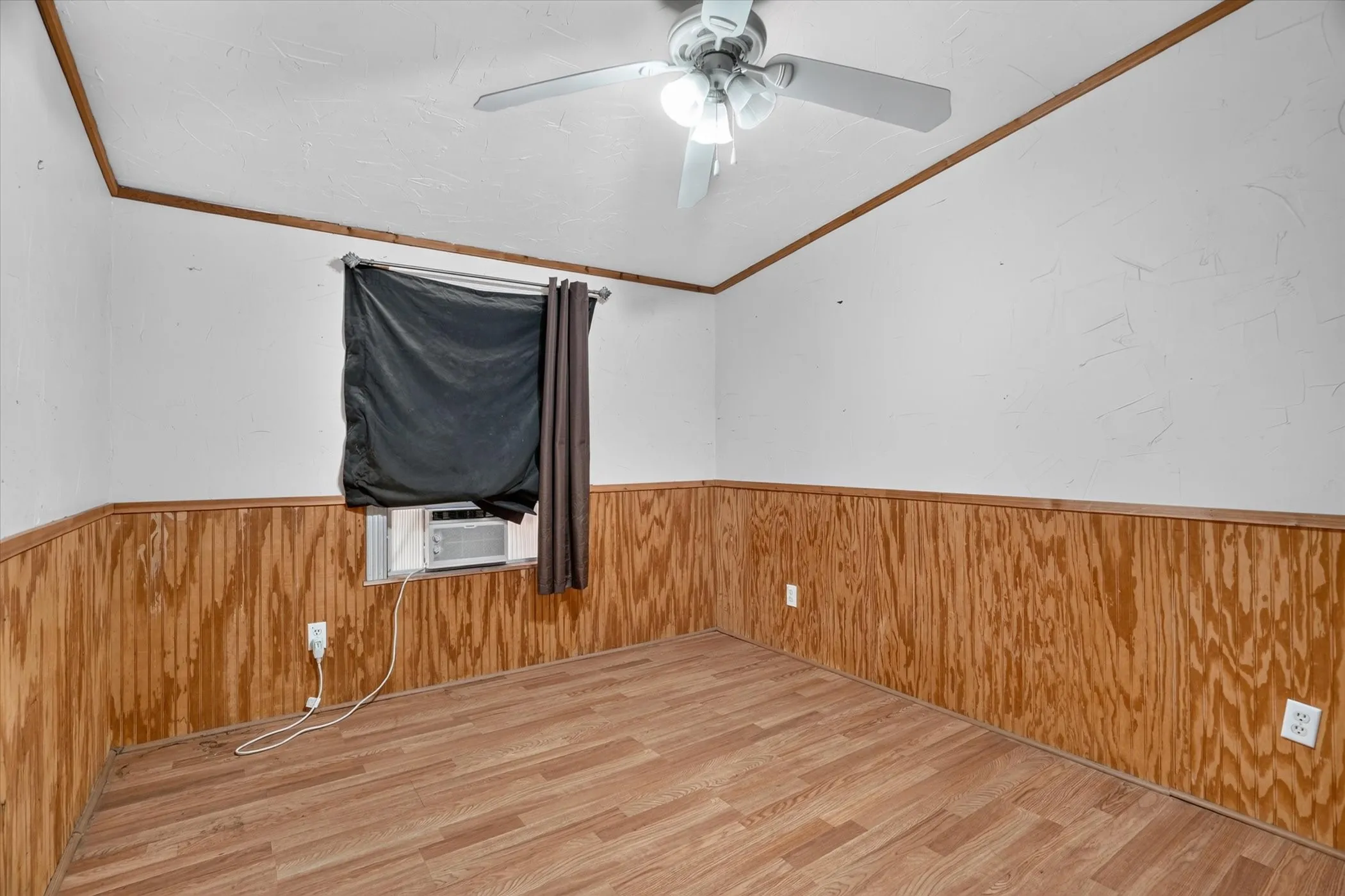 Mobile Home For Sale in Parker County , 125 Enchanted Oaks Court, Hudson Oaks, Texas 76087, 4 Bedroom, 2 Bathroom, Garage spaces, 1,904 Sqft, built in 2002, mls#21359734, Real Estate Agent in Hudson Oaks, Homes For Sale in Parker county, Homes For Sale in Hudson Oaks, Realtor in Hudson Oaks Texas, Real Estate Brokerage Independent Realty Texas, Luminita Cordes Realtor