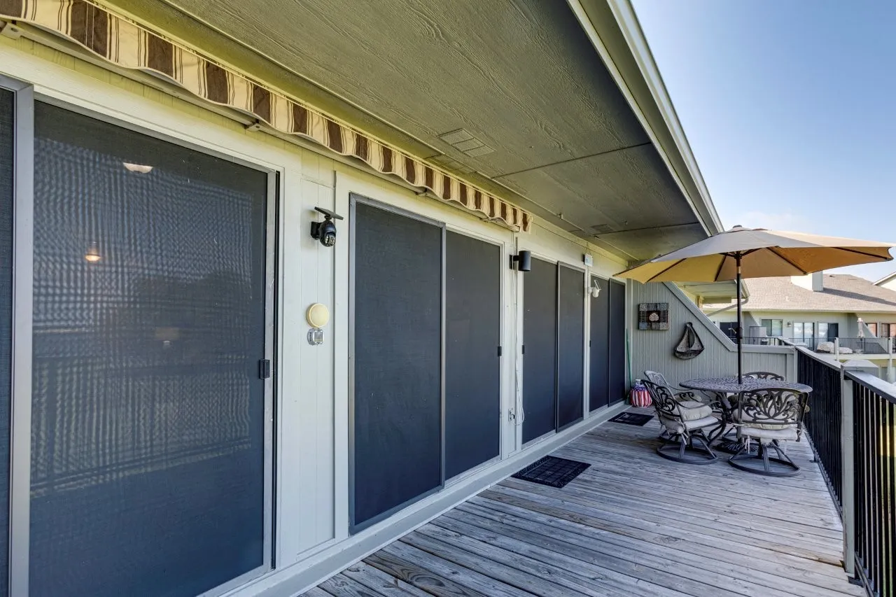 Townhouse For Sale in Rockwall County , 1886 Signal Ridge Place, Rockwall, Texas 75032, 2 Bedroom, 2 Bathroom, 2 Garage spaces, 1,337 Sqft, built in 1997, Price $379,900, mls#21354570, Real Estate Agent in Rockwall, Homes For Sale in Rockwall county, Homes For Sale in Rockwall, Realtor in Rockwall Texas, Real Estate Brokerage Independent Realty Texas, Luminita Cordes Realtor
