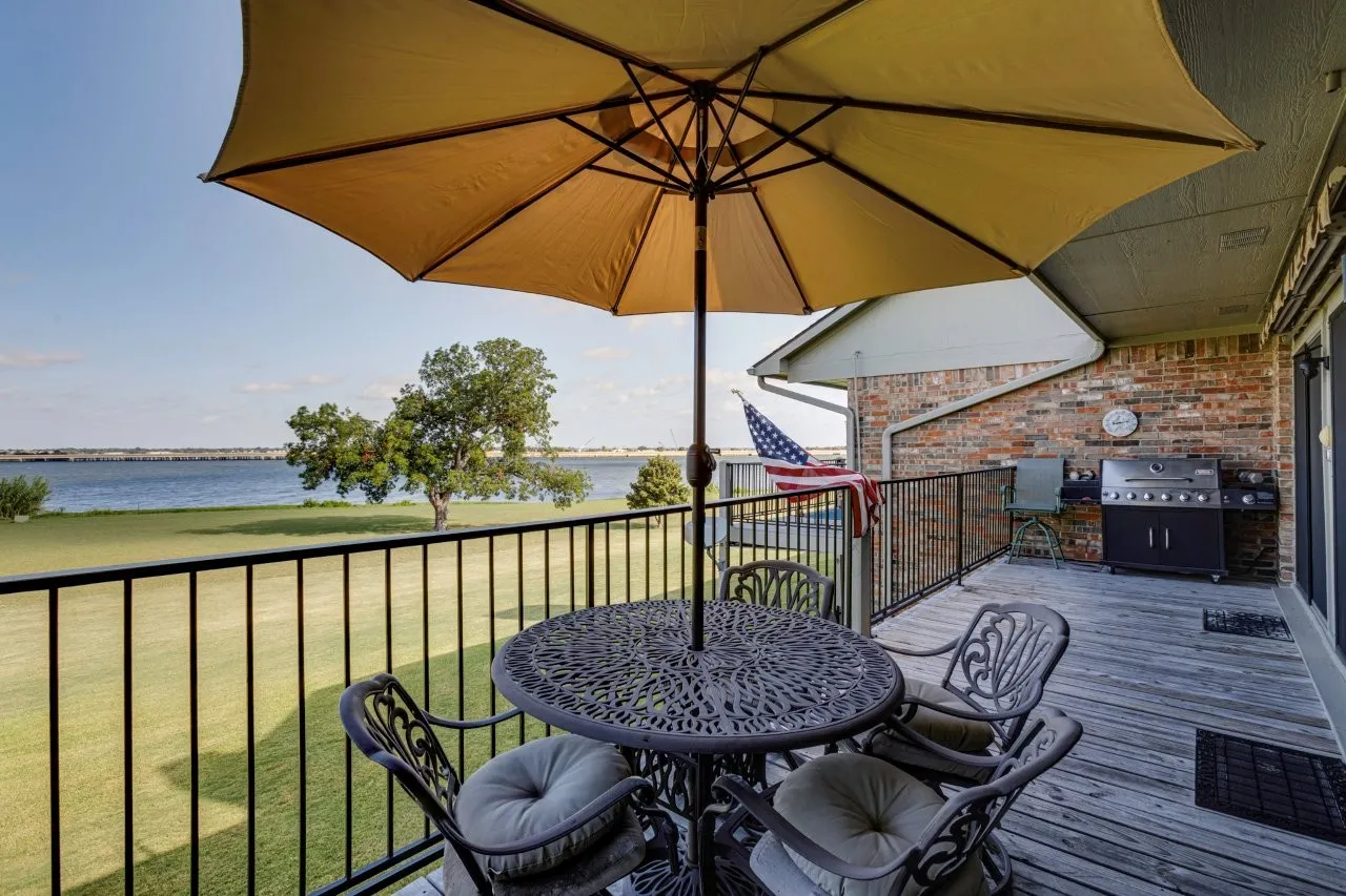 Townhouse For Sale in Rockwall County , 1886 Signal Ridge Place, Rockwall, Texas 75032, 2 Bedroom, 2 Bathroom, 2 Garage spaces, 1,337 Sqft, built in 1997, Price $379,900, mls#21354570, Real Estate Agent in Rockwall, Homes For Sale in Rockwall county, Homes For Sale in Rockwall, Realtor in Rockwall Texas, Real Estate Brokerage Independent Realty Texas, Luminita Cordes Realtor