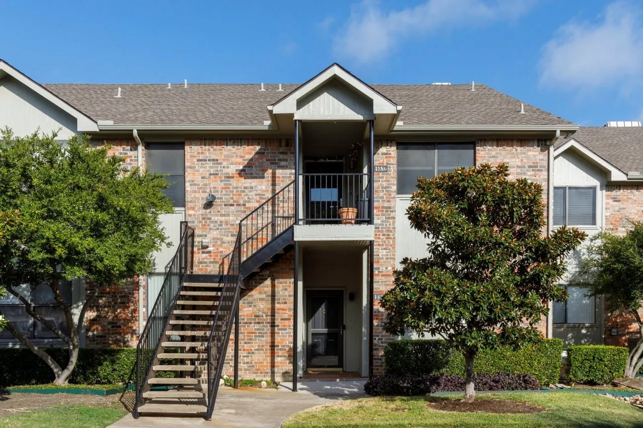 Townhouse For Sale in Rockwall County , 1886 Signal Ridge Place, Rockwall, Texas 75032, 2 Bedroom, 2 Bathroom, 2 Garage spaces, 1,337 Sqft, built in 1997, Price $379,900, mls#21354570, Real Estate Agent in Rockwall, Homes For Sale in Rockwall county, Homes For Sale in Rockwall, Realtor in Rockwall Texas, Real Estate Brokerage Independent Realty Texas, Luminita Cordes Realtor