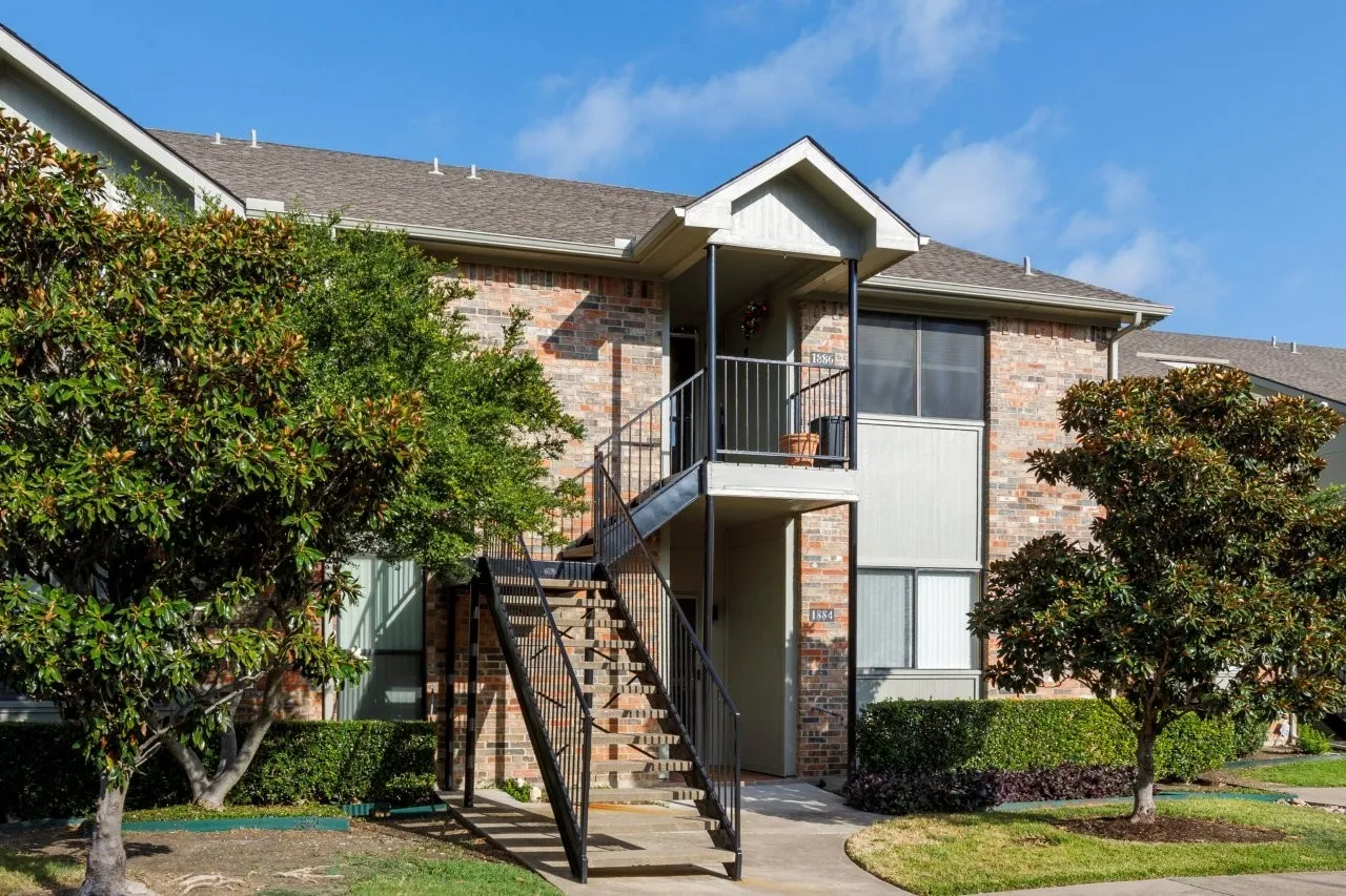 Townhouse For Sale in Rockwall County , 1886 Signal Ridge Place, Rockwall, Texas 75032, 2 Bedroom, 2 Bathroom, 2 Garage spaces, 1,337 Sqft, built in 1997, Price $379,900, mls#21354570, Real Estate Agent in Rockwall, Homes For Sale in Rockwall county, Homes For Sale in Rockwall, Realtor in Rockwall Texas, Real Estate Brokerage Independent Realty Texas, Luminita Cordes Realtor