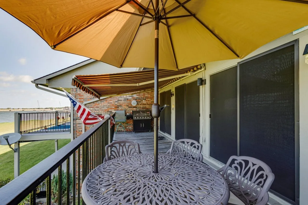 Townhouse For Sale in Rockwall County , 1886 Signal Ridge Place, Rockwall, Texas 75032, 2 Bedroom, 2 Bathroom, 2 Garage spaces, 1,337 Sqft, built in 1997, Price $379,900, mls#21354570, Real Estate Agent in Rockwall, Homes For Sale in Rockwall county, Homes For Sale in Rockwall, Realtor in Rockwall Texas, Real Estate Brokerage Independent Realty Texas, Luminita Cordes Realtor
