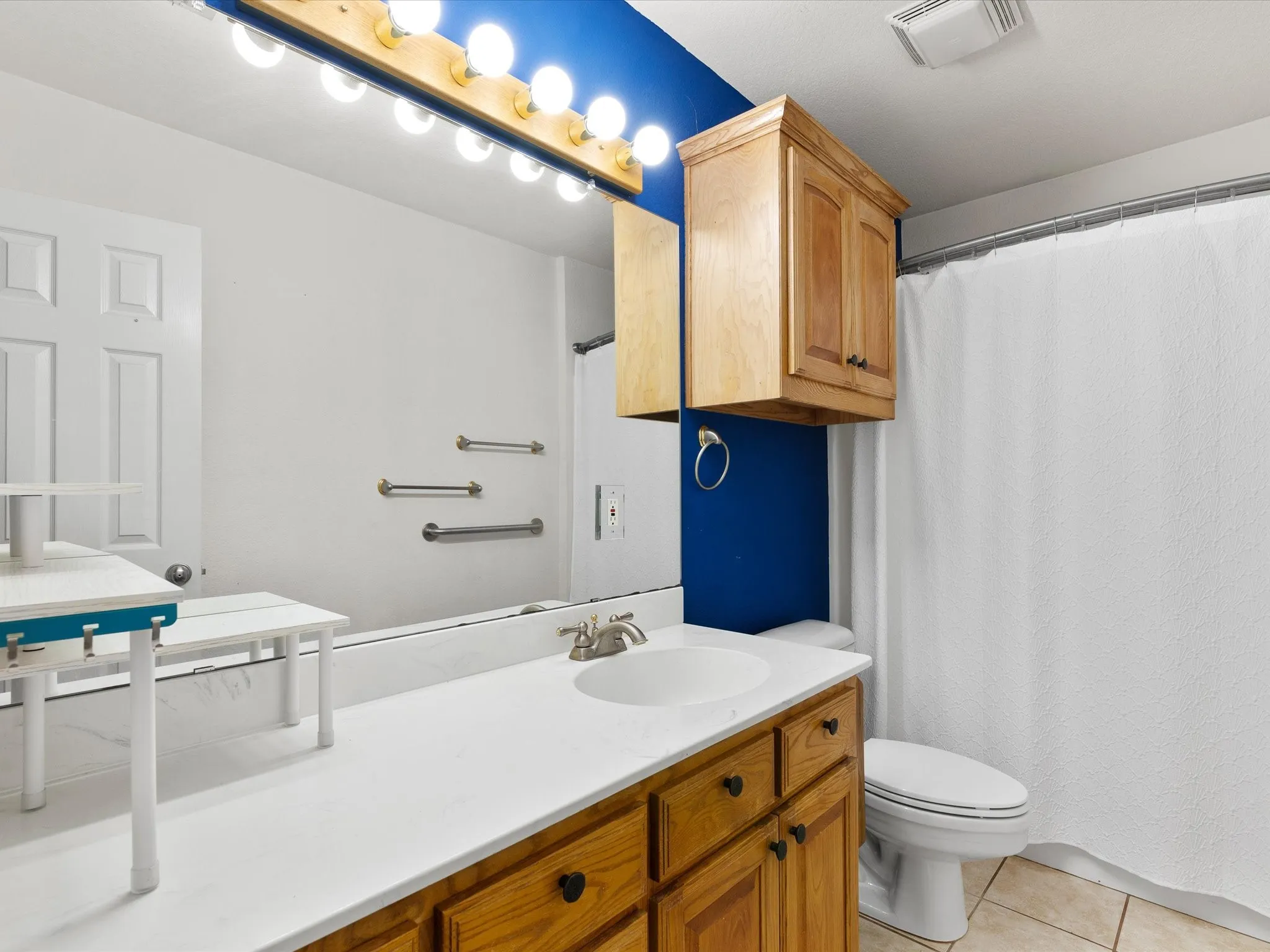 Hallway/Guest bathroom