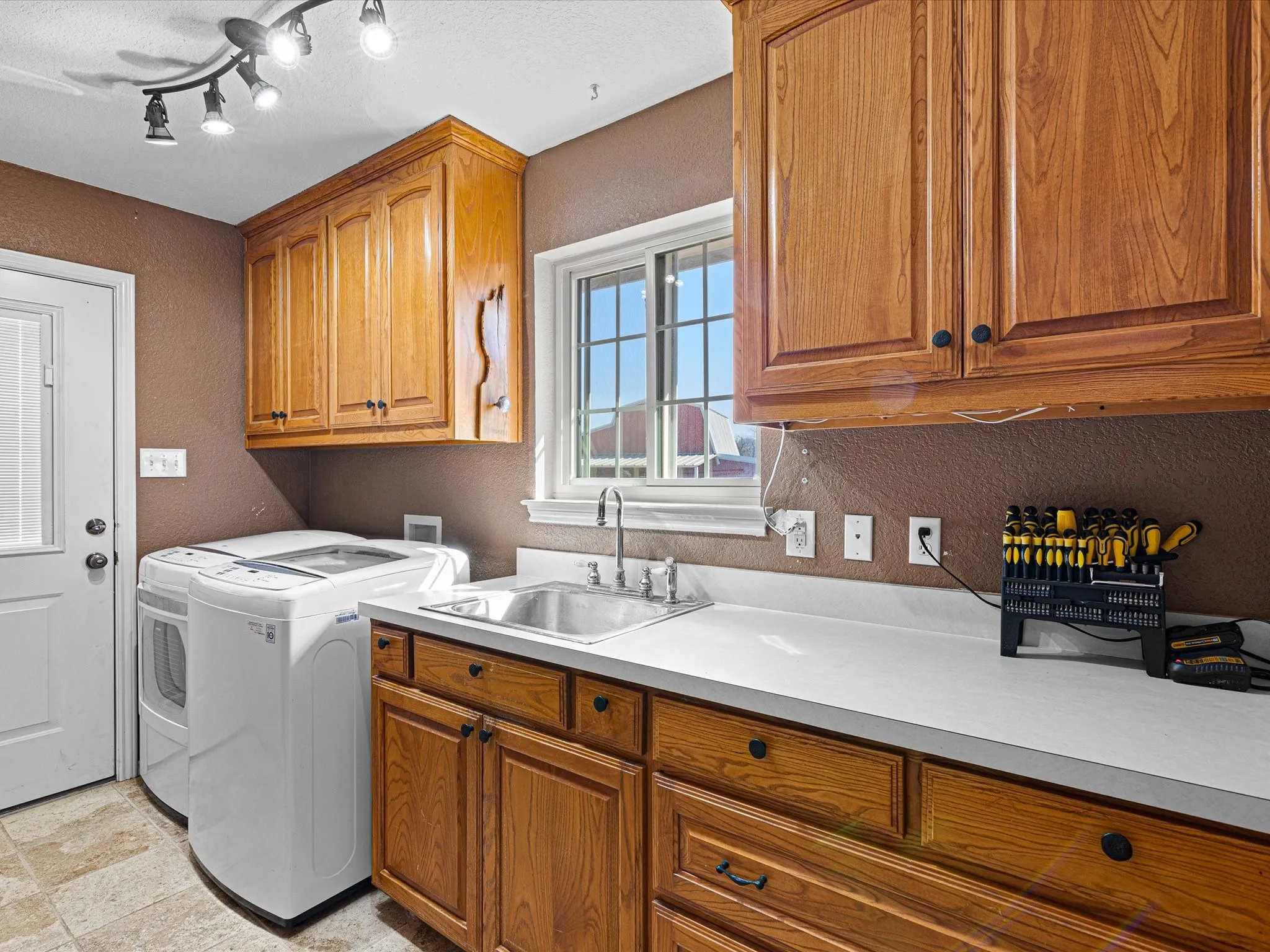laundry room with sink & a window!