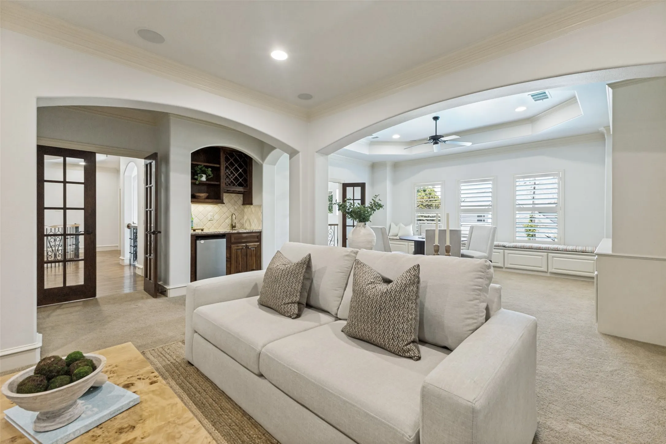 Single Family Residence For Sale in Dallas County , 6729 Kenwood Avenue, Dallas, Texas 75214, 5 Bedroom, 5 Bathroom, 2 Garage spaces, 4,395 Sqft, built in 2009, mls#21332978, Real Estate Agent in Dallas, Homes For Sale in Dallas county, Homes For Sale in Dallas, Realtor in Dallas Texas, Real Estate Brokerage Independent Realty Texas, Luminita Cordes Realtor