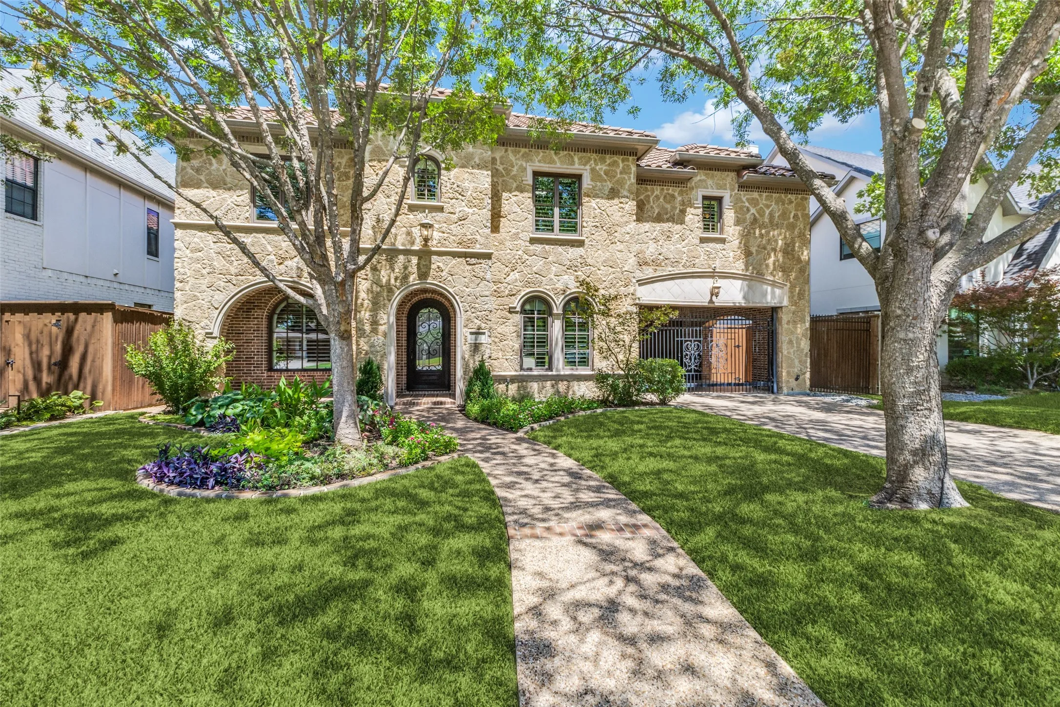 Single Family Residence For Sale in Dallas County , 6729 Kenwood Avenue, Dallas, Texas 75214, 5 Bedroom, 5 Bathroom, 2 Garage spaces, 4,395 Sqft, built in 2009, mls#21332978, Real Estate Agent in Dallas, Homes For Sale in Dallas county, Homes For Sale in Dallas, Realtor in Dallas Texas, Real Estate Brokerage Independent Realty Texas, Luminita Cordes Realtor