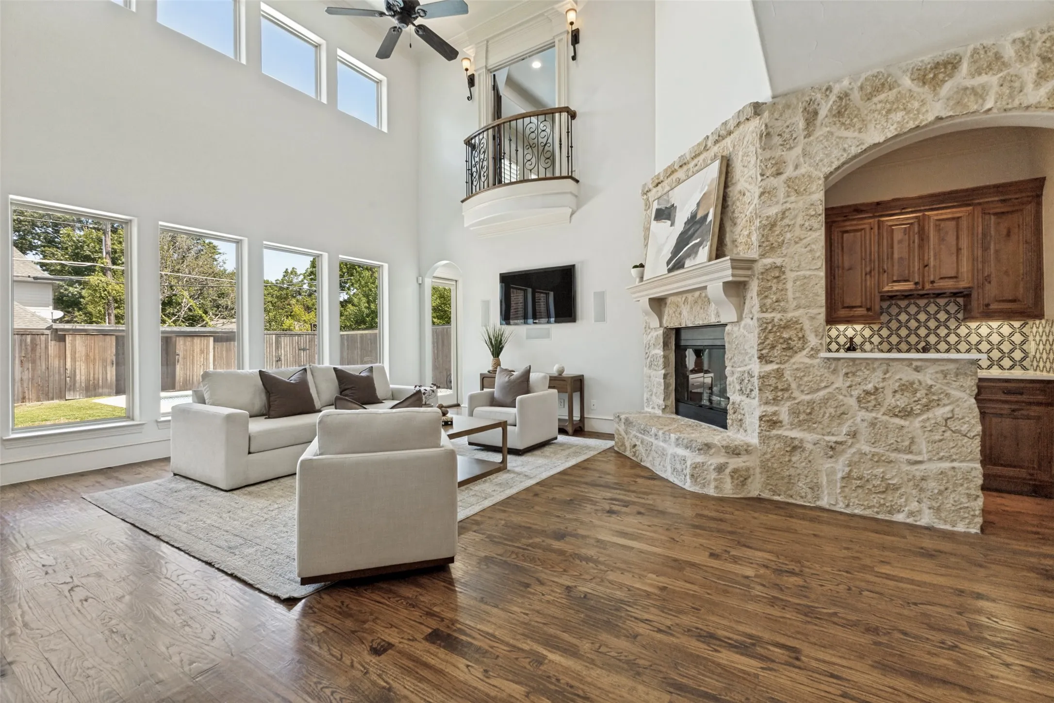 Single Family Residence For Sale in Dallas County , 6729 Kenwood Avenue, Dallas, Texas 75214, 5 Bedroom, 5 Bathroom, 2 Garage spaces, 4,395 Sqft, built in 2009, mls#21332978, Real Estate Agent in Dallas, Homes For Sale in Dallas county, Homes For Sale in Dallas, Realtor in Dallas Texas, Real Estate Brokerage Independent Realty Texas, Luminita Cordes Realtor