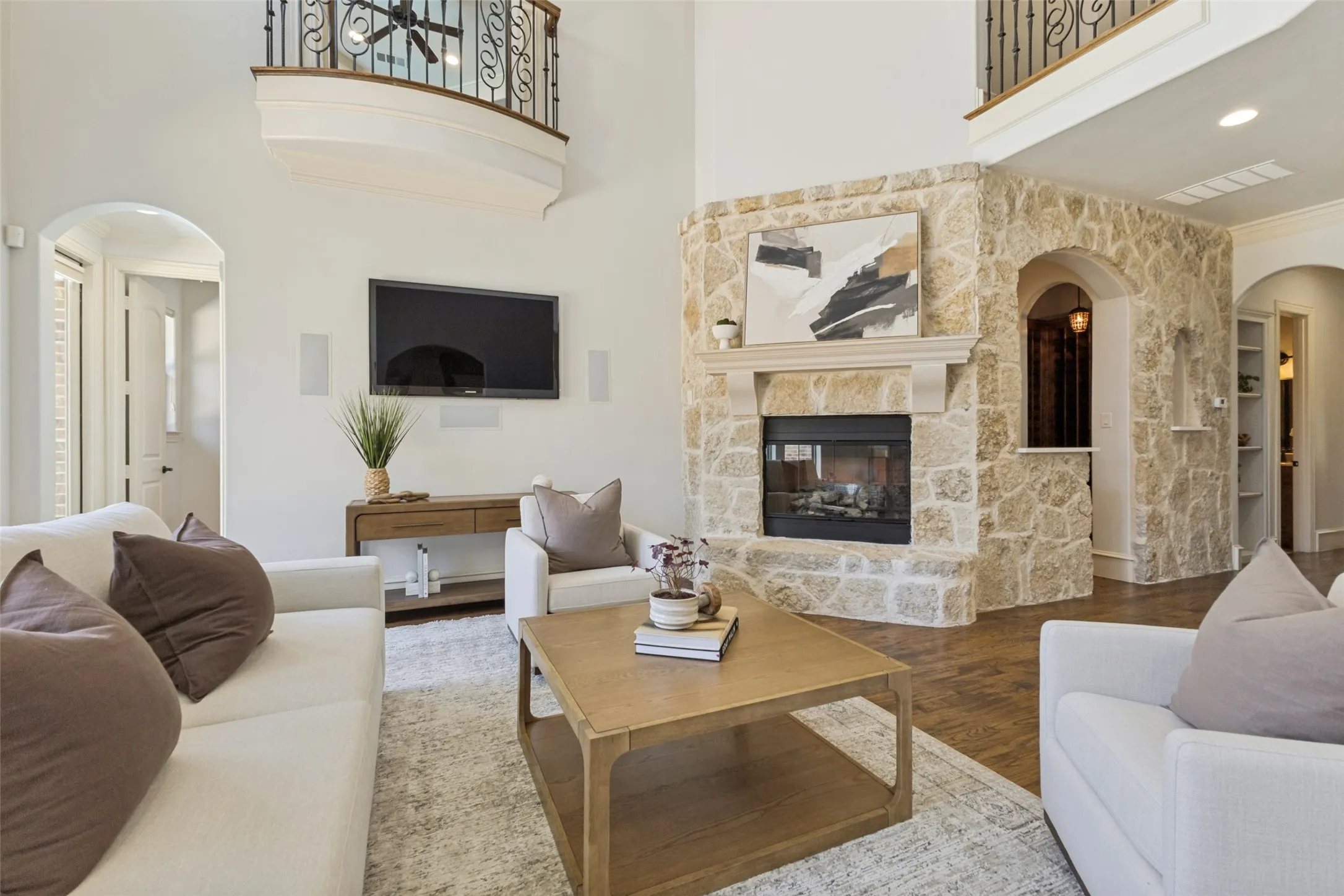Single Family Residence For Sale in Dallas County , 6729 Kenwood Avenue, Dallas, Texas 75214, 5 Bedroom, 5 Bathroom, 2 Garage spaces, 4,395 Sqft, built in 2009, mls#21332978, Real Estate Agent in Dallas, Homes For Sale in Dallas county, Homes For Sale in Dallas, Realtor in Dallas Texas, Real Estate Brokerage Independent Realty Texas, Luminita Cordes Realtor