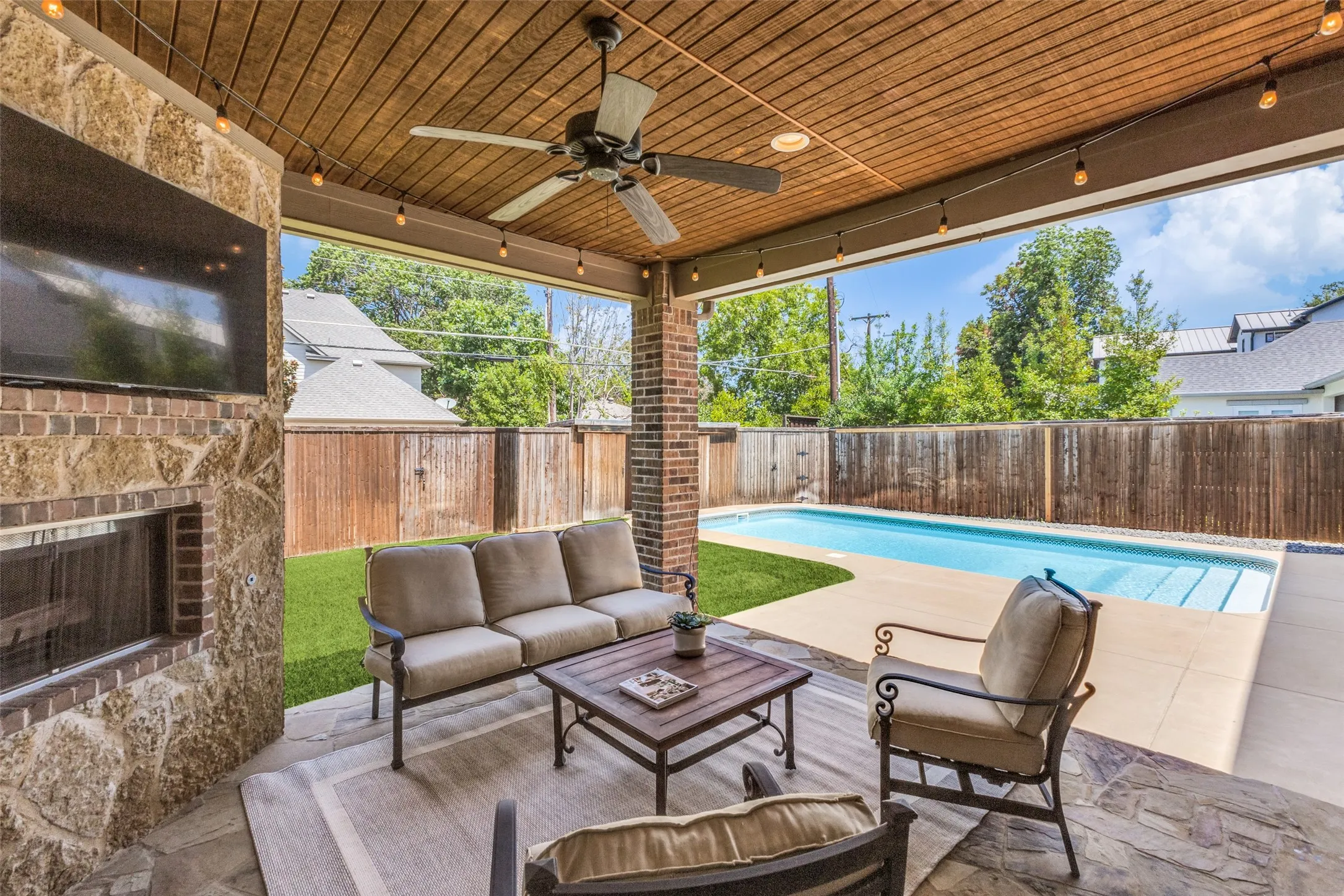 Single Family Residence For Sale in Dallas County , 6729 Kenwood Avenue, Dallas, Texas 75214, 5 Bedroom, 5 Bathroom, 2 Garage spaces, 4,395 Sqft, built in 2009, mls#21332978, Real Estate Agent in Dallas, Homes For Sale in Dallas county, Homes For Sale in Dallas, Realtor in Dallas Texas, Real Estate Brokerage Independent Realty Texas, Luminita Cordes Realtor