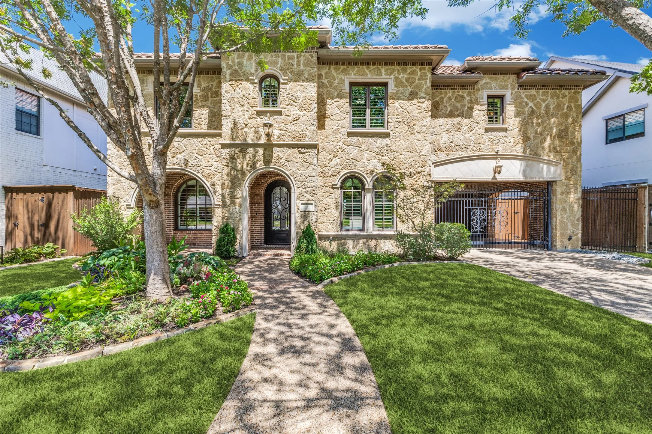 Single Family Residence For Sale in Dallas County , 6729 Kenwood Avenue, Dallas, Texas 75214, 5 Bedroom, 5 Bathroom, 2 Garage spaces, 4,395 Sqft, built in 2009, mls#21332978, Real Estate Agent in Dallas, Homes For Sale in Dallas county, Homes For Sale in Dallas, Realtor in Dallas Texas, Real Estate Brokerage Independent Realty Texas, Luminita Cordes Realtor