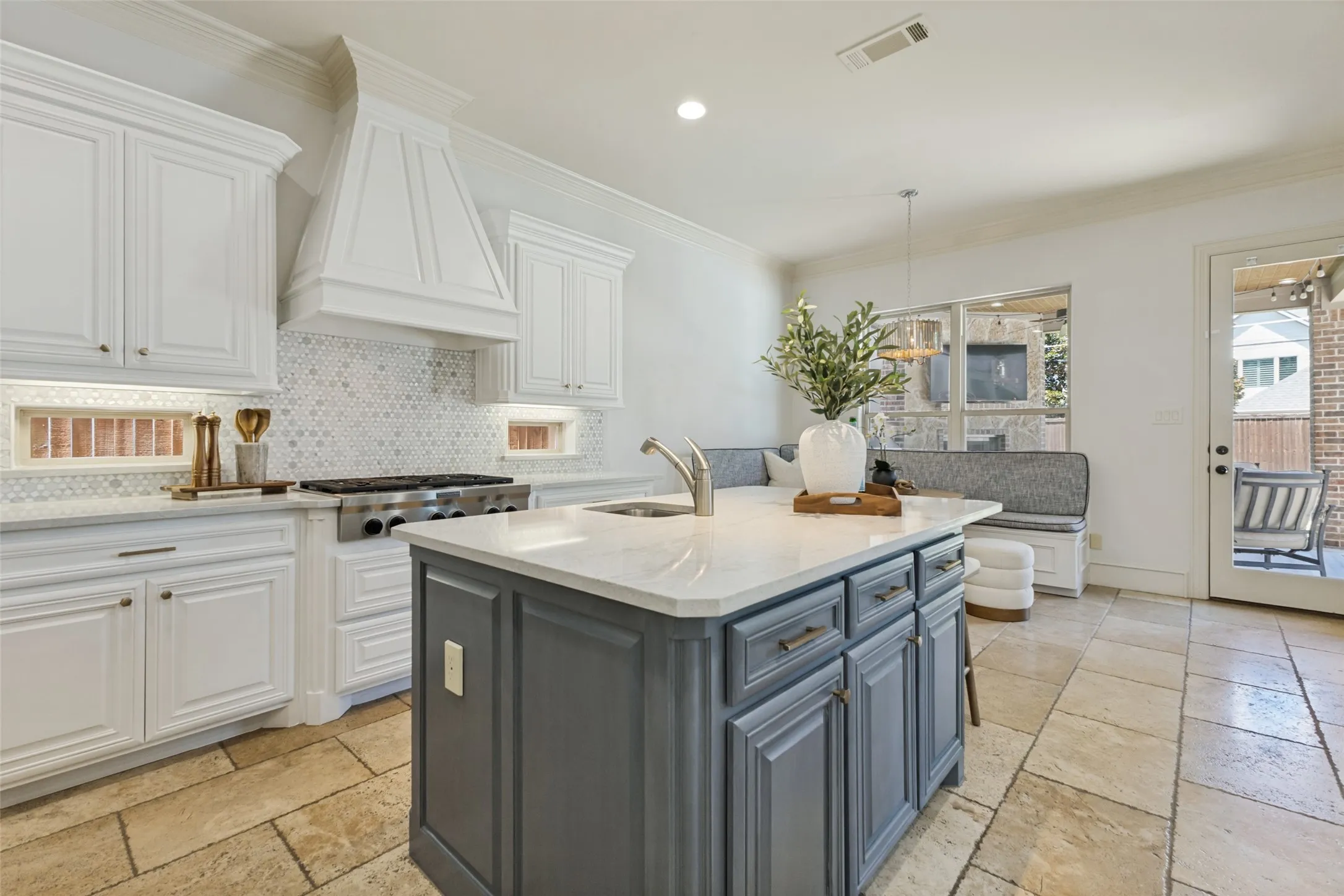 Single Family Residence For Sale in Dallas County , 6729 Kenwood Avenue, Dallas, Texas 75214, 5 Bedroom, 5 Bathroom, 2 Garage spaces, 4,395 Sqft, built in 2009, mls#21332978, Real Estate Agent in Dallas, Homes For Sale in Dallas county, Homes For Sale in Dallas, Realtor in Dallas Texas, Real Estate Brokerage Independent Realty Texas, Luminita Cordes Realtor