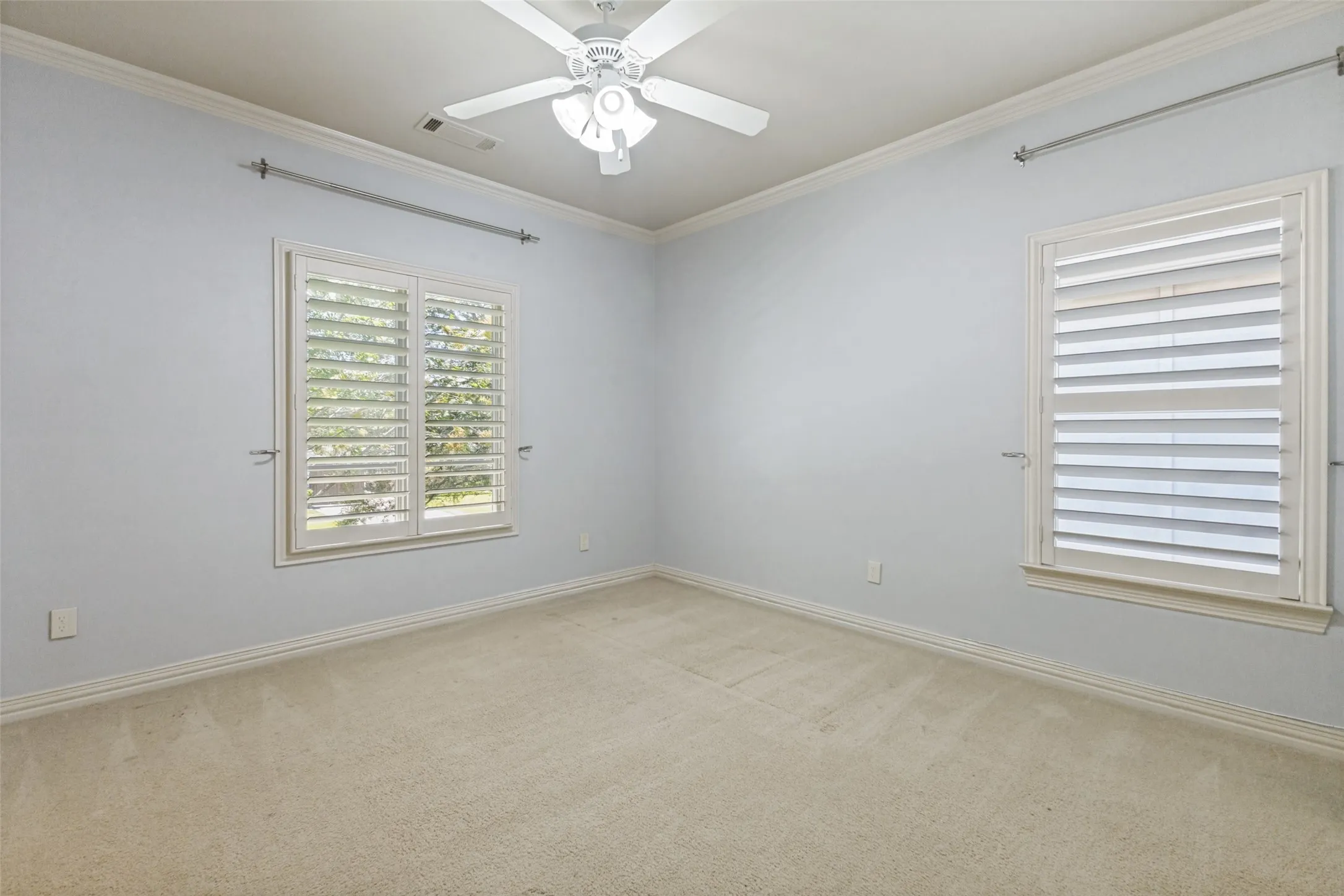 Single Family Residence For Sale in Dallas County , 6729 Kenwood Avenue, Dallas, Texas 75214, 5 Bedroom, 5 Bathroom, 2 Garage spaces, 4,395 Sqft, built in 2009, mls#21332978, Real Estate Agent in Dallas, Homes For Sale in Dallas county, Homes For Sale in Dallas, Realtor in Dallas Texas, Real Estate Brokerage Independent Realty Texas, Luminita Cordes Realtor