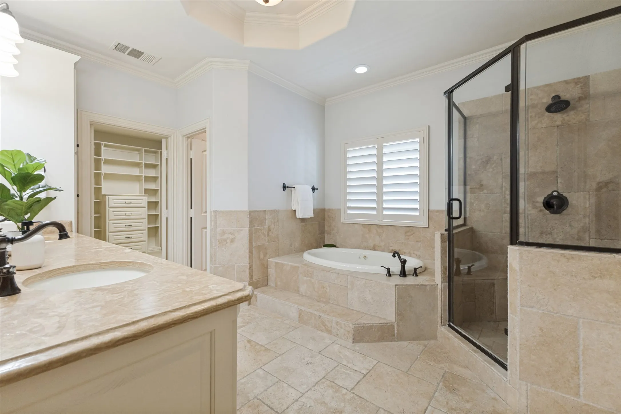 Single Family Residence For Sale in Dallas County , 6729 Kenwood Avenue, Dallas, Texas 75214, 5 Bedroom, 5 Bathroom, 2 Garage spaces, 4,395 Sqft, built in 2009, mls#21332978, Real Estate Agent in Dallas, Homes For Sale in Dallas county, Homes For Sale in Dallas, Realtor in Dallas Texas, Real Estate Brokerage Independent Realty Texas, Luminita Cordes Realtor