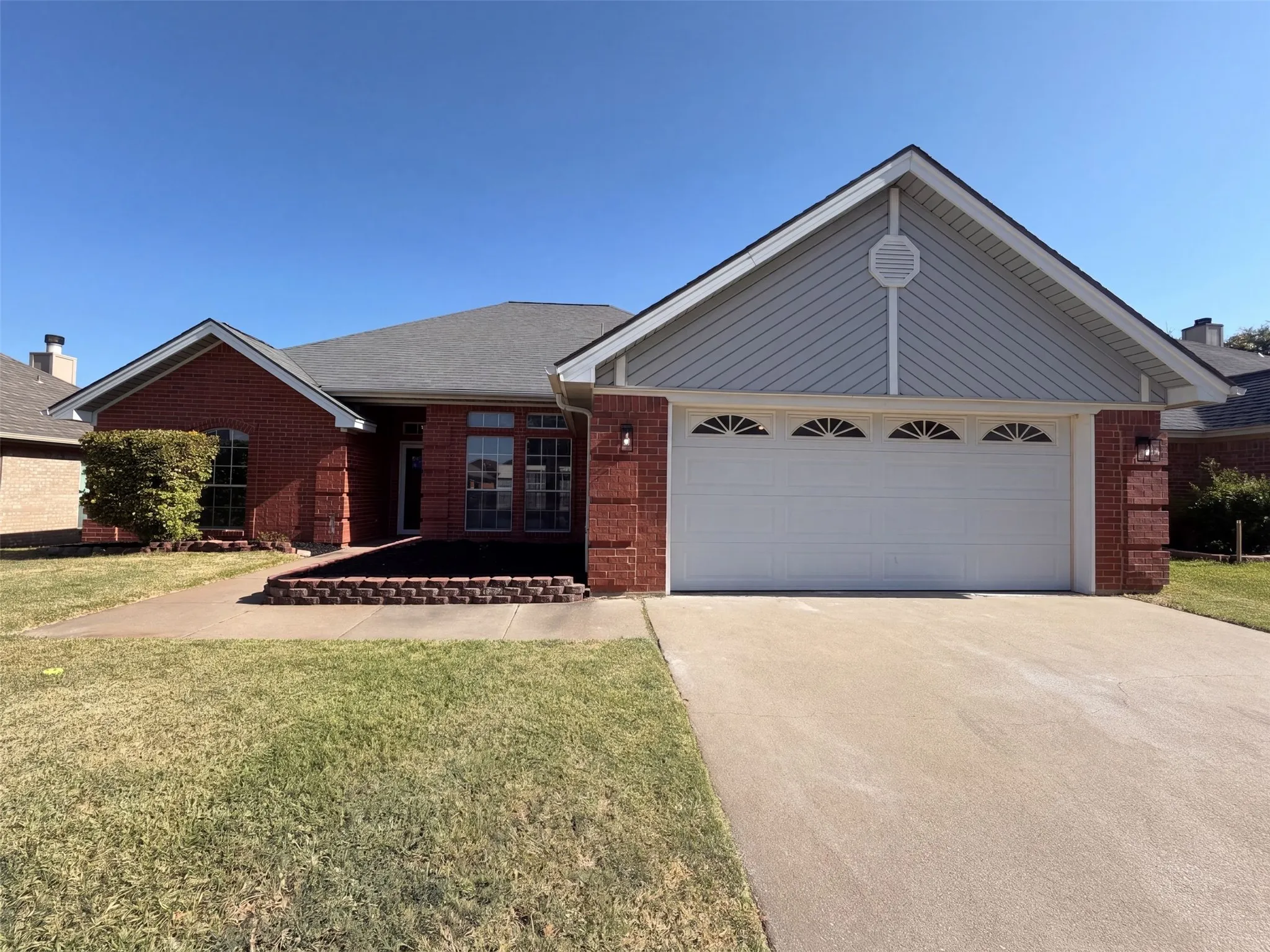 Single Family Residence For Sale in Tarrant County , 6037 Sundown Drive, Watauga, Texas 76148, 3 Bedroom, 2 Bathroom, 2 Garage spaces, 1,640 Sqft, built in 1990, mls#21359923, Real Estate Agent in Watauga, Homes For Sale in Tarrant county, Homes For Sale in Watauga, Realtor in Watauga Texas, Real Estate Brokerage Independent Realty Texas, Luminita Cordes Realtor