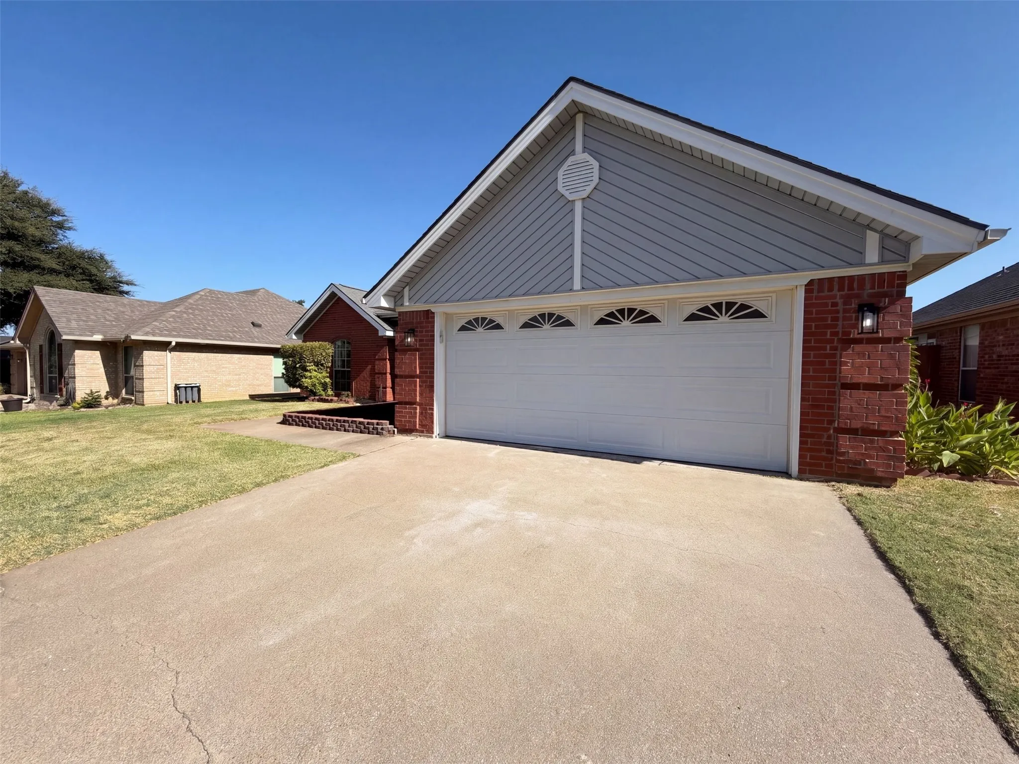 Single Family Residence For Sale in Tarrant County , 6037 Sundown Drive, Watauga, Texas 76148, 3 Bedroom, 2 Bathroom, 2 Garage spaces, 1,640 Sqft, built in 1990, mls#21359923, Real Estate Agent in Watauga, Homes For Sale in Tarrant county, Homes For Sale in Watauga, Realtor in Watauga Texas, Real Estate Brokerage Independent Realty Texas, Luminita Cordes Realtor