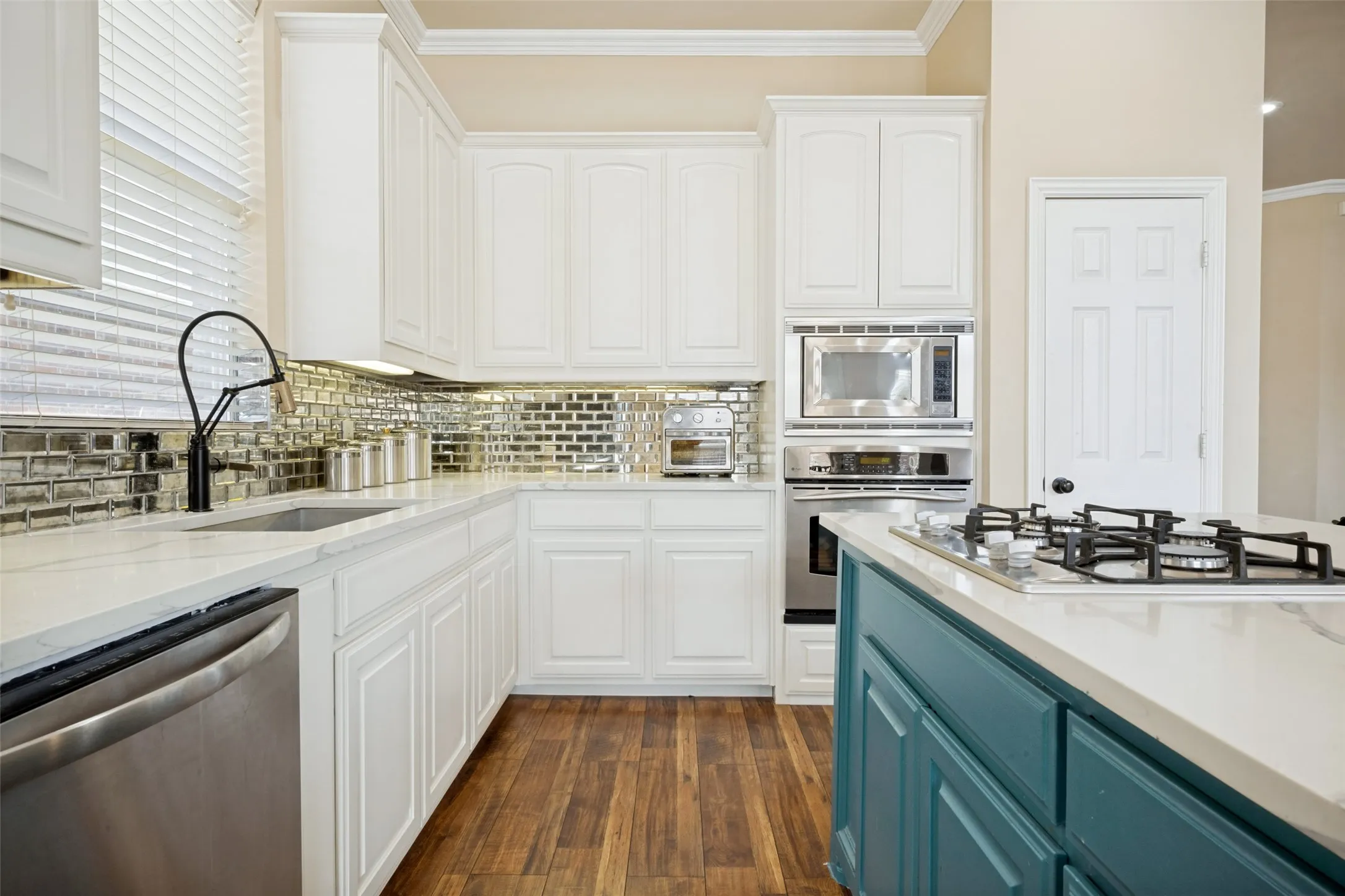Generous cabinet space and gas cookktop.