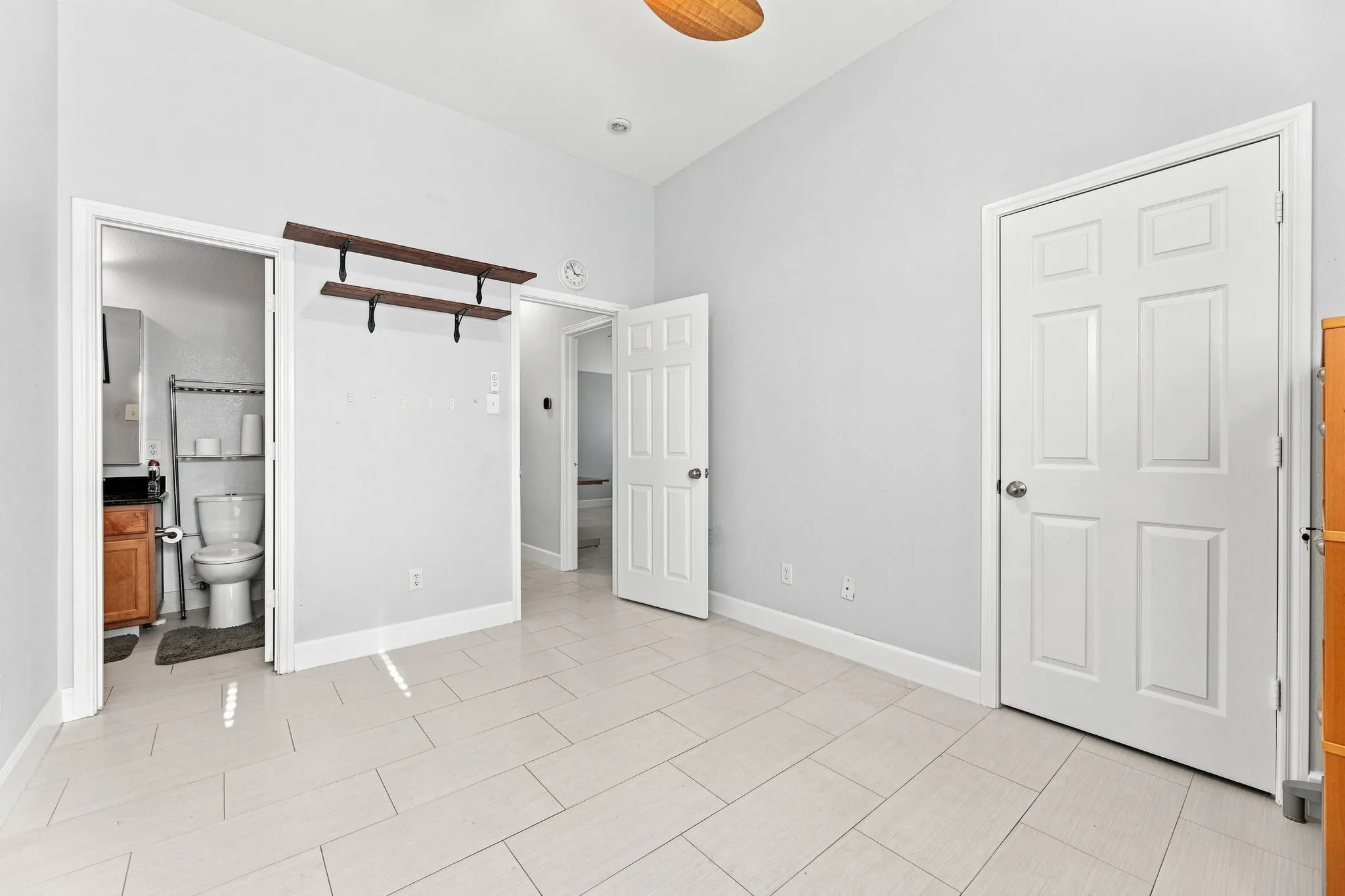 Bedroom with access to bathroom