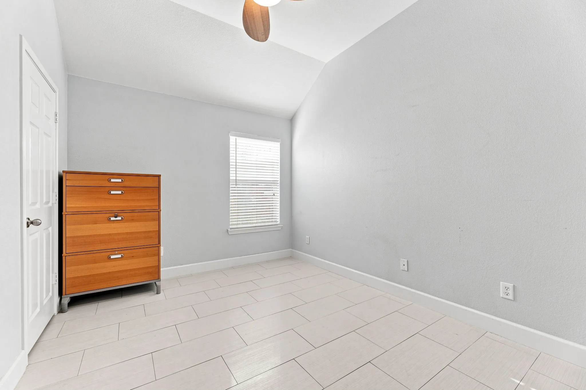 Single Family Residence For Sale in Tarrant County , 4849 Summer Oaks Lane, Fort Worth, Texas 76123, 4 Bedroom, 2 Bathroom, 2 Garage spaces, 2,135 Sqft, built in 2005, mls#21352096, Real Estate Agent in Fort Worth, Homes For Sale in Tarrant county, Homes For Sale in Fort Worth, Realtor in Fort Worth Texas, Real Estate Brokerage Independent Realty Texas, Luminita Cordes Realtor