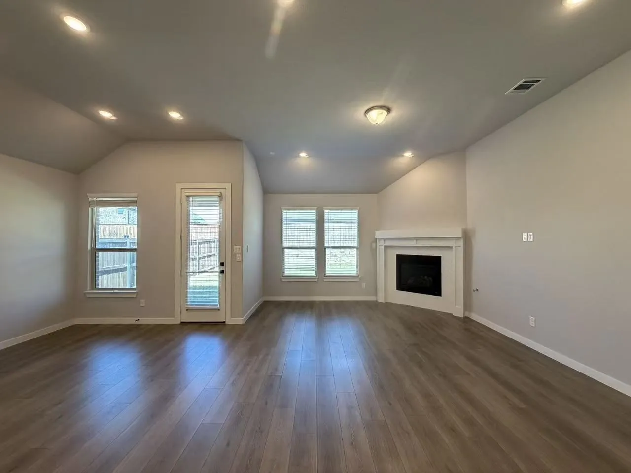 Single Family Residence For Sale in Collin County , 4008 Nightingale Street, Celina, Texas 75009, 4 Bedroom, 3 Bathroom, 2 Garage spaces, 2,040 Sqft, built in 2021, mls#21359930, Real Estate Agent in Celina, Homes For Sale in Collin county, Homes For Sale in Celina, Realtor in Celina Texas, Real Estate Brokerage Independent Realty Texas, Luminita Cordes Realtor